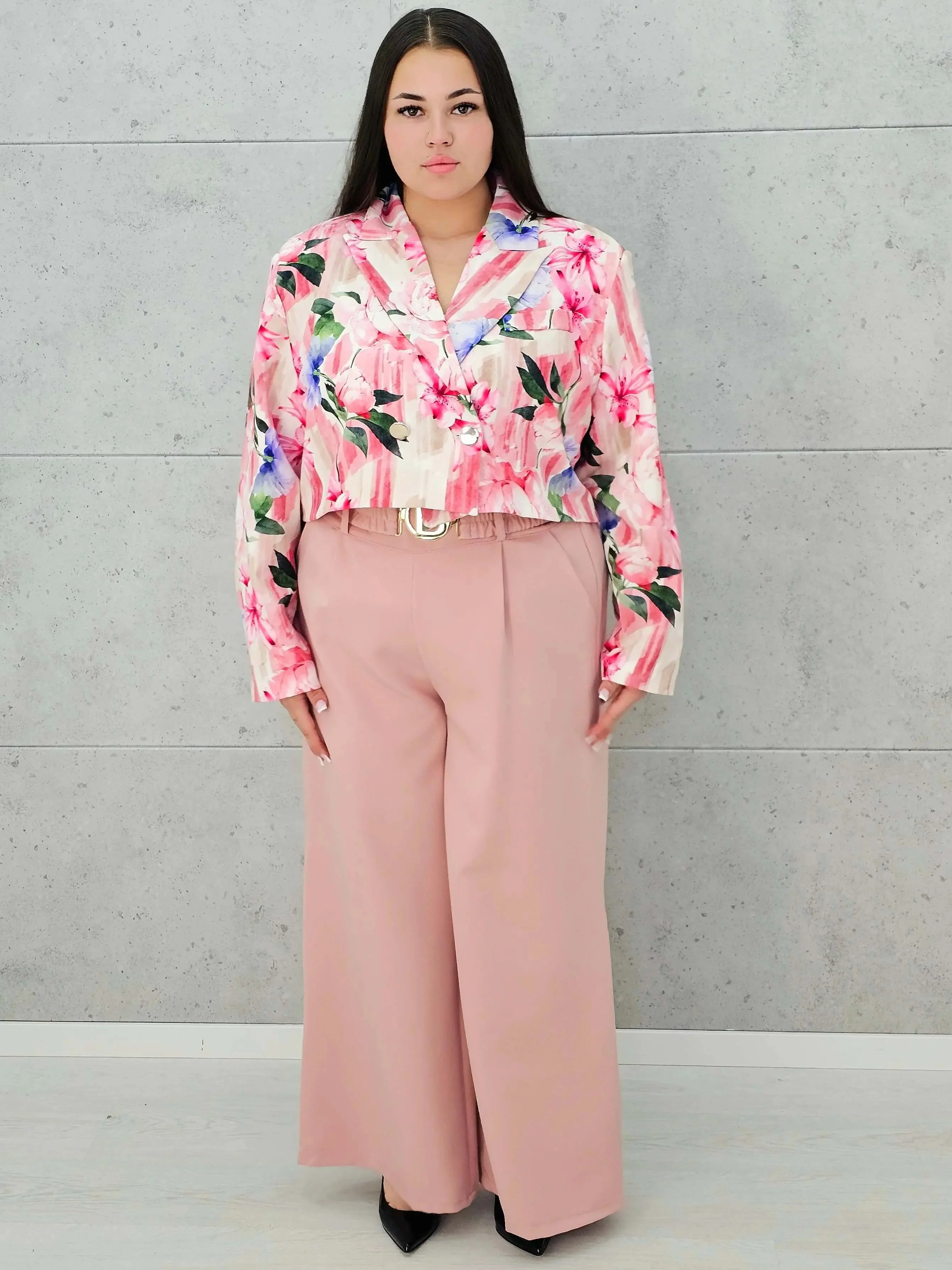 Komplet plus size garniturowy z krótką marynarką w kwiaty i szerokimi spodniami XXL - Image 9