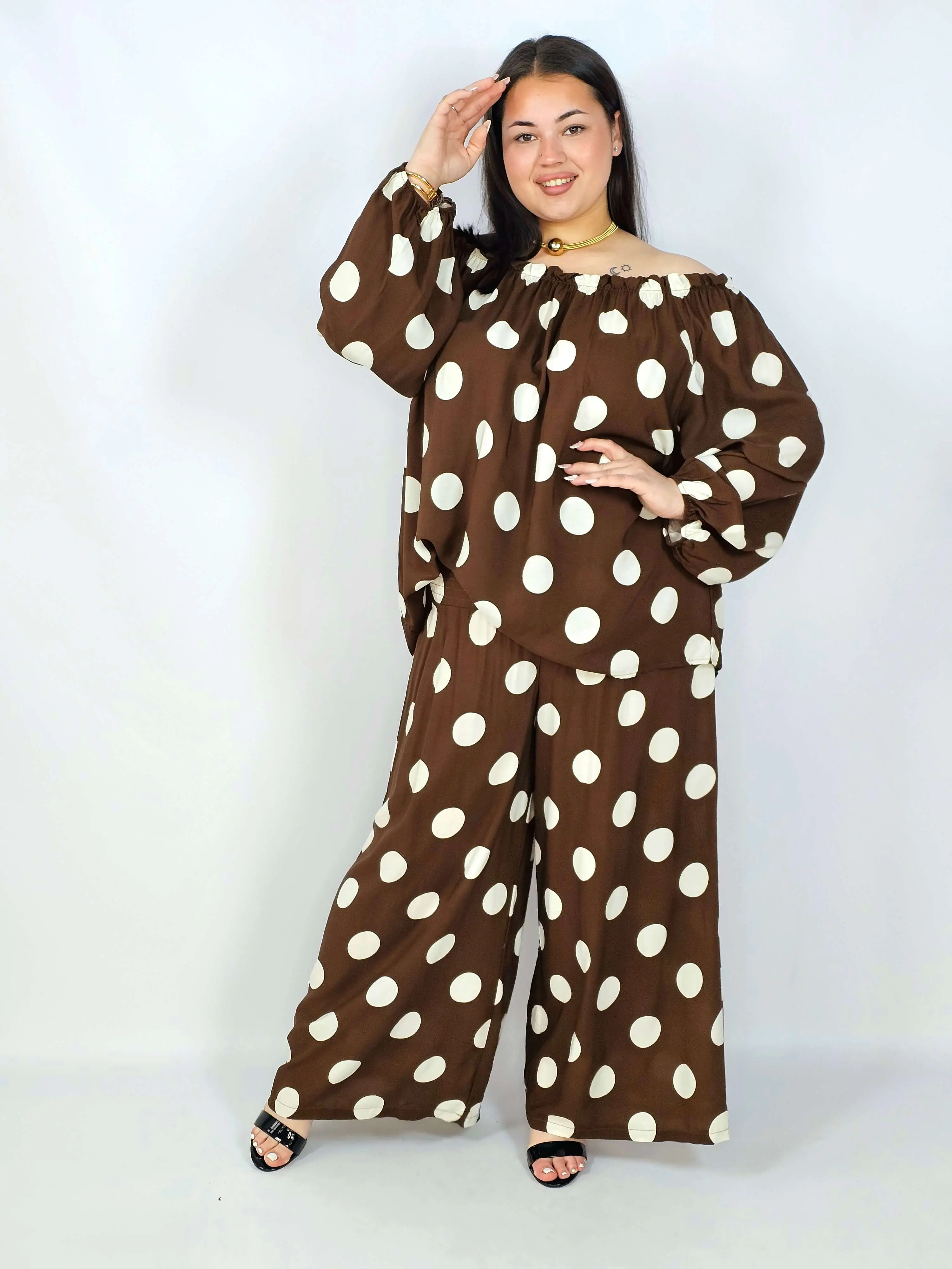Komplet plus size hiszpanka w grochy – elegancki komplet XXL spodnie i bluzka