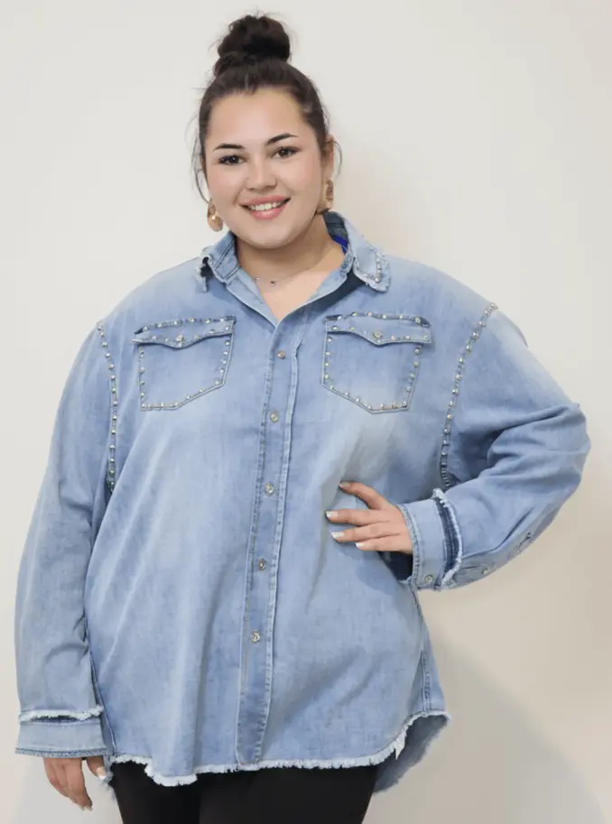 Koszula jeansowa plus size z ozdobnymi nitami – modna koszula XXL dla kobiet