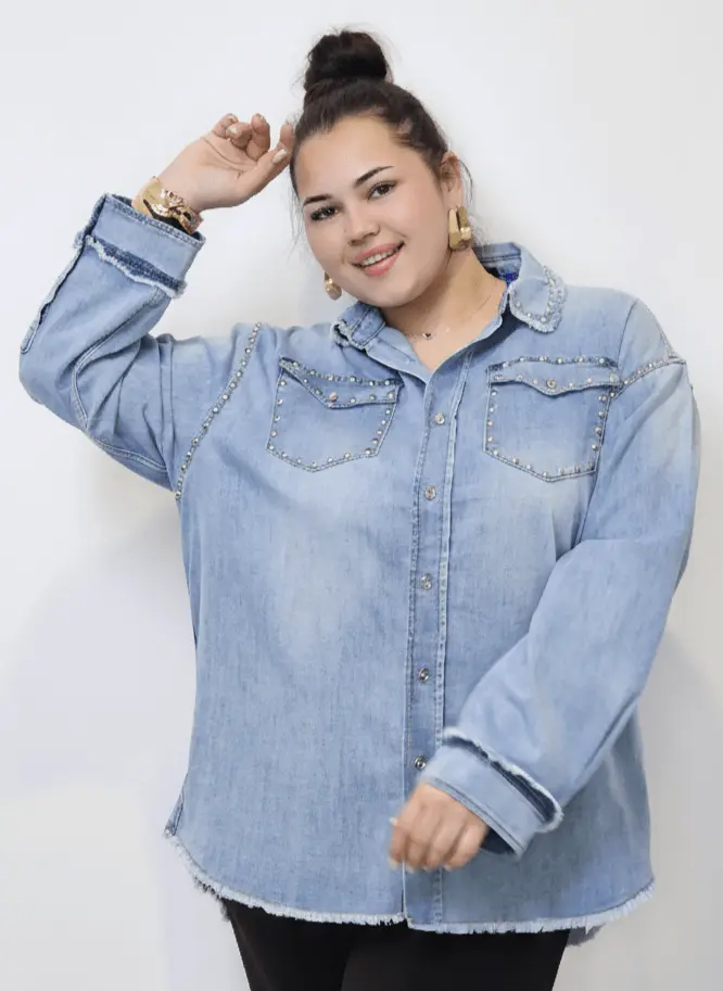 Koszula jeansowa plus size z ozdobnymi nitami – modna koszula XXL dla kobiet - Image 2