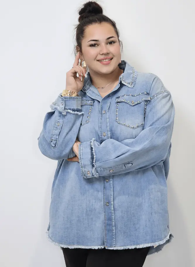 Koszula jeansowa plus size z ozdobnymi nitami – modna koszula XXL dla kobiet - Image 3