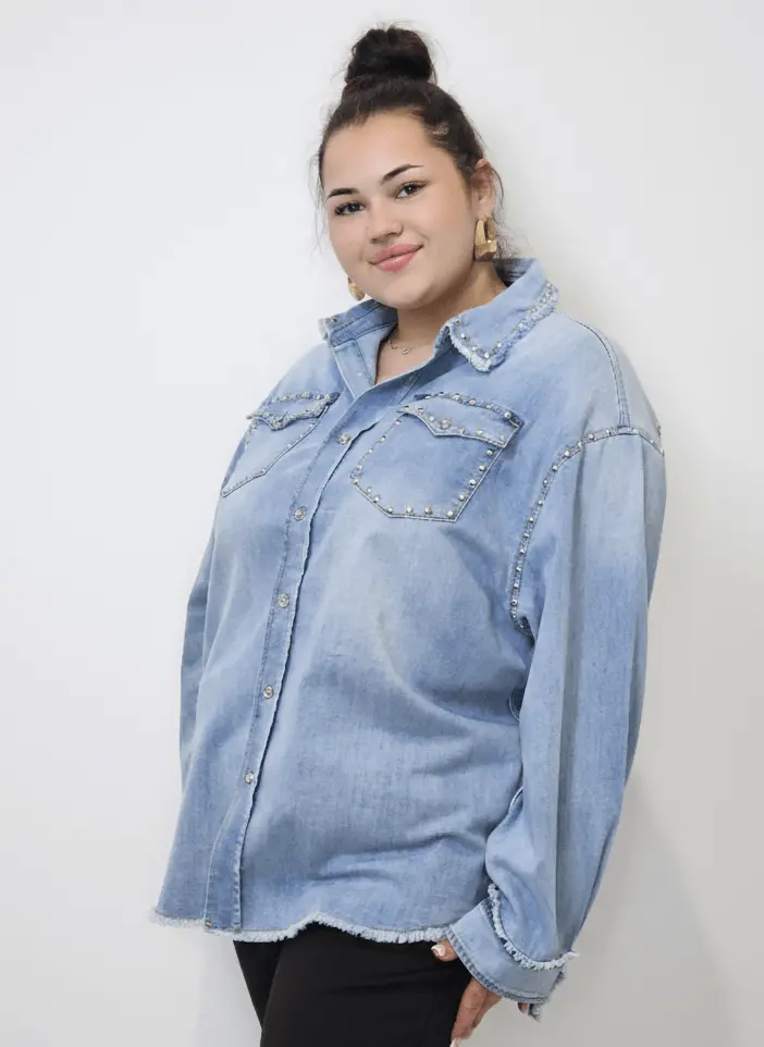 Koszula jeansowa plus size z ozdobnymi nitami – modna koszula XXL dla kobiet - Image 4