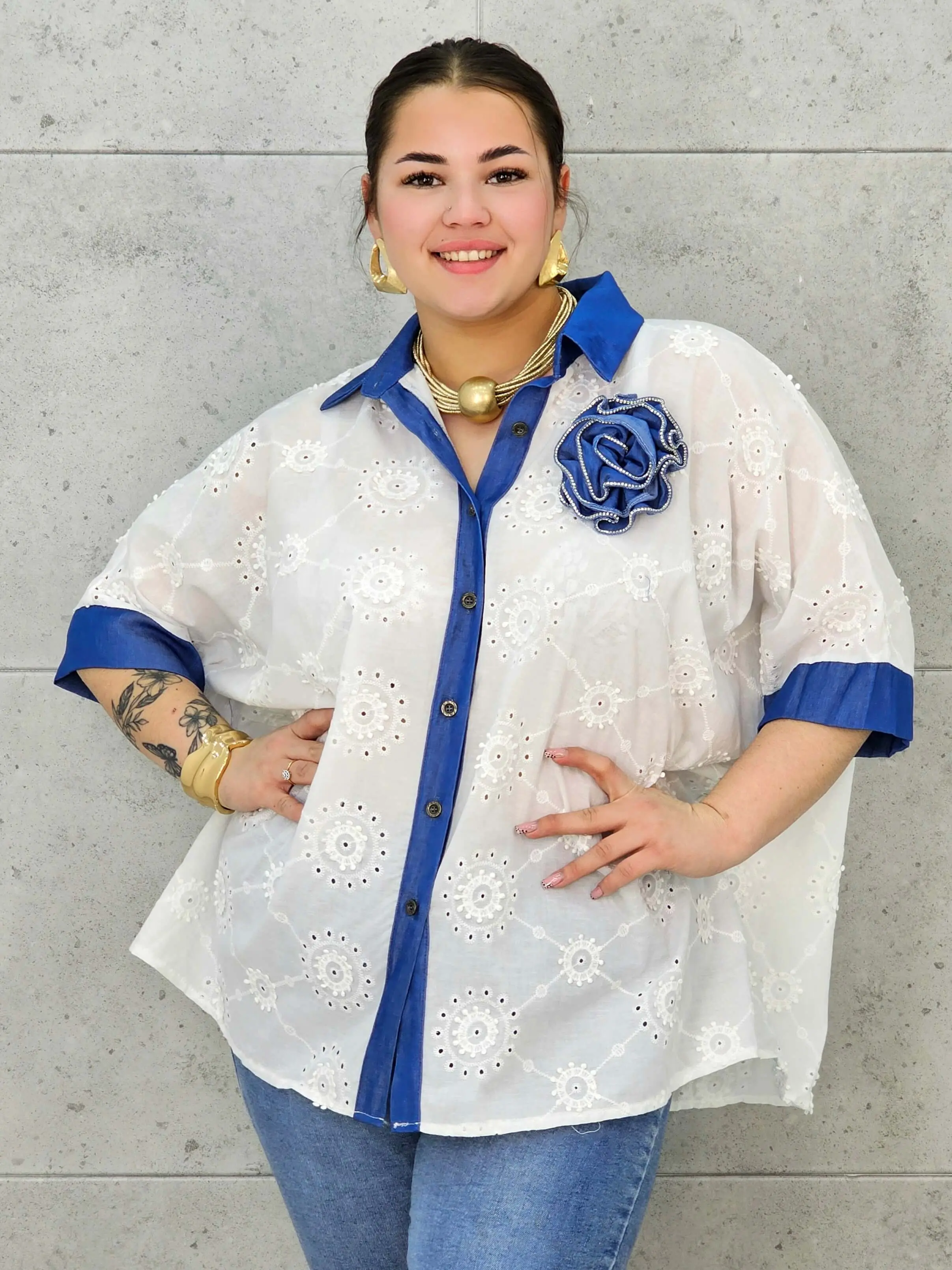 Koszula Plus Size Elegancka z Haftem – Kontrastowy Kołnierzyk, Swobodny Fason XXL
