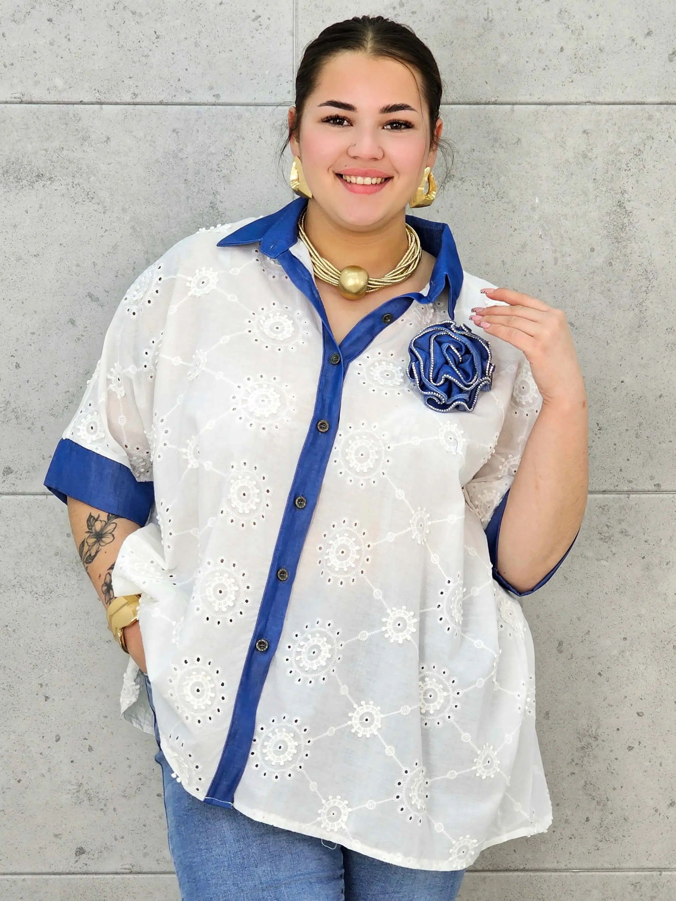 Koszula Plus Size Elegancka z Haftem – Kontrastowy Kołnierzyk, Swobodny Fason XXL - Image 2