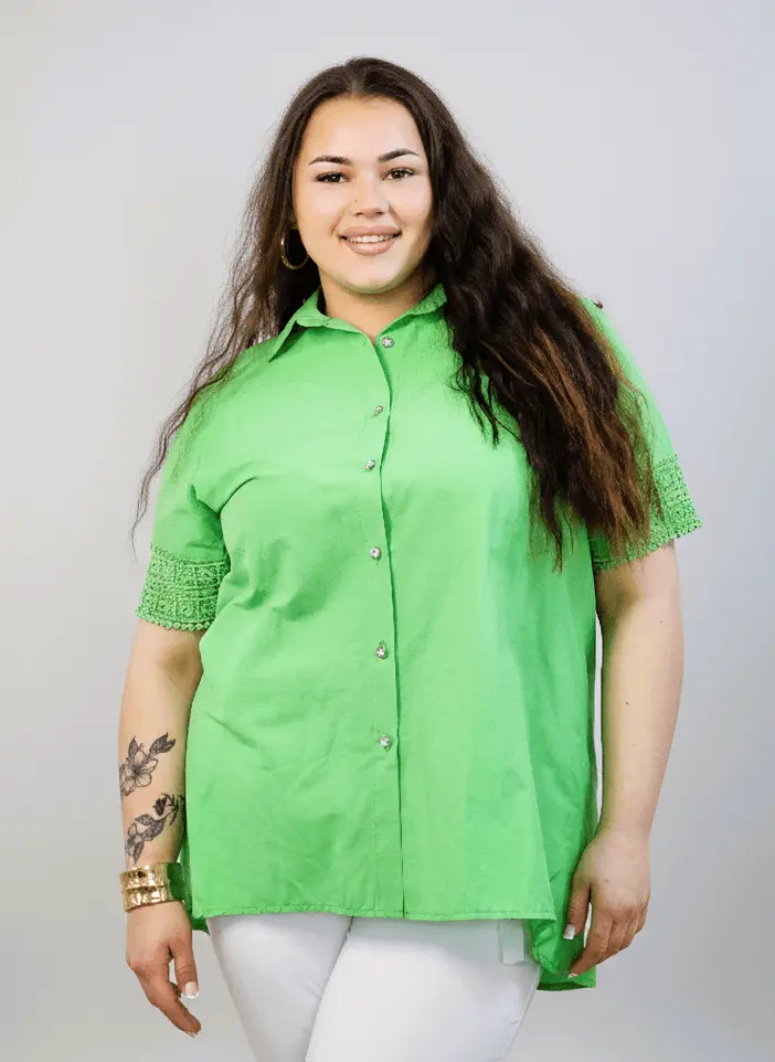 Koszula plus size z koronką – elegancka koszula XXL w kolorze fuksji i zieleni