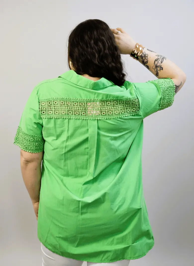 Koszula plus size z koronką – elegancka koszula XXL w kolorze fuksji i zieleni - Image 2