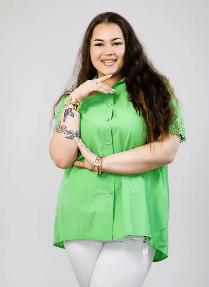 Koszula plus size z koronką – elegancka koszula XXL w kolorze fuksji i zieleni - Image 4
