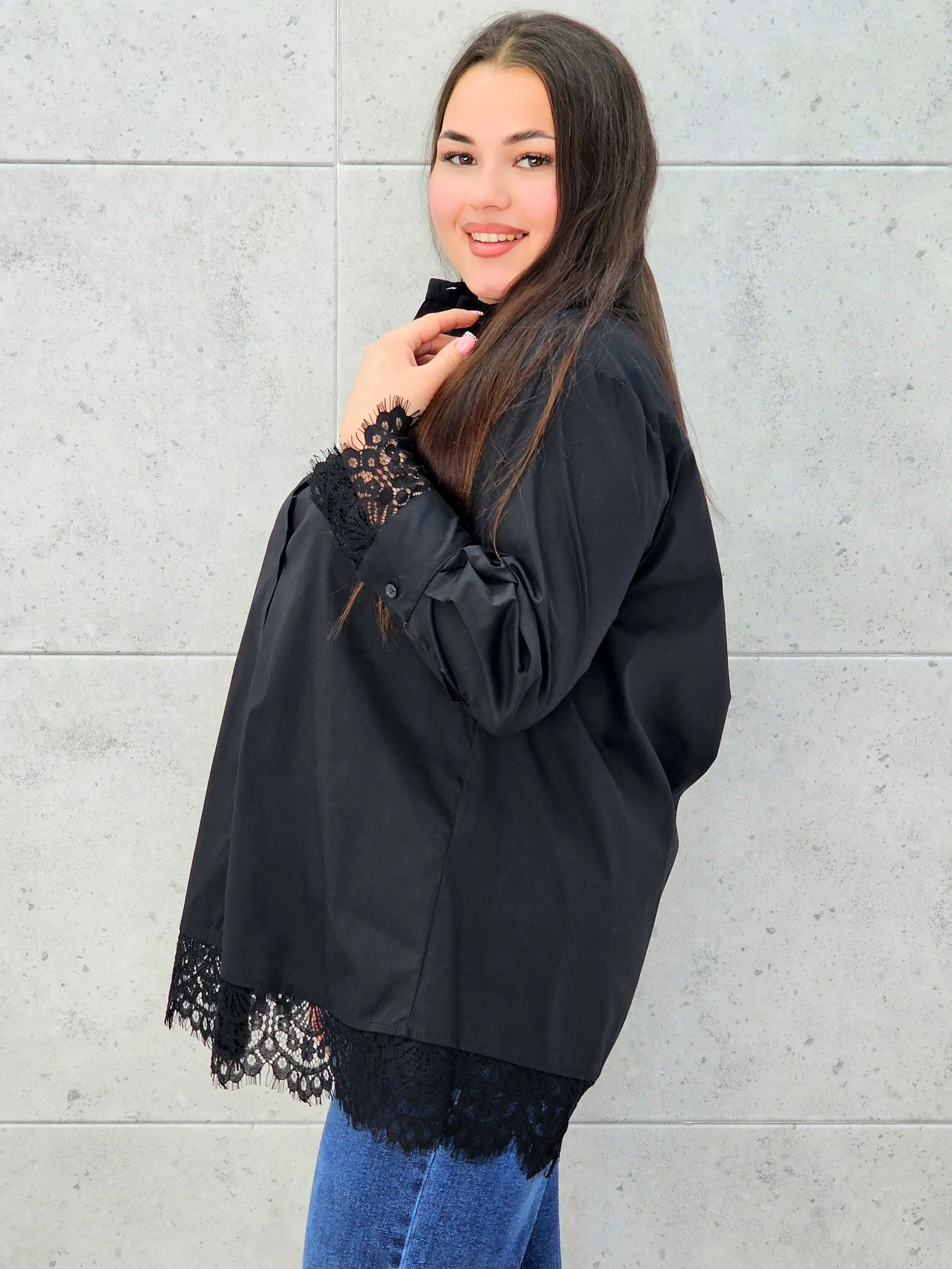 Koszula plus size z koronką– elegancka koszula XXL z koronkowym wykończeniem - Image 20
