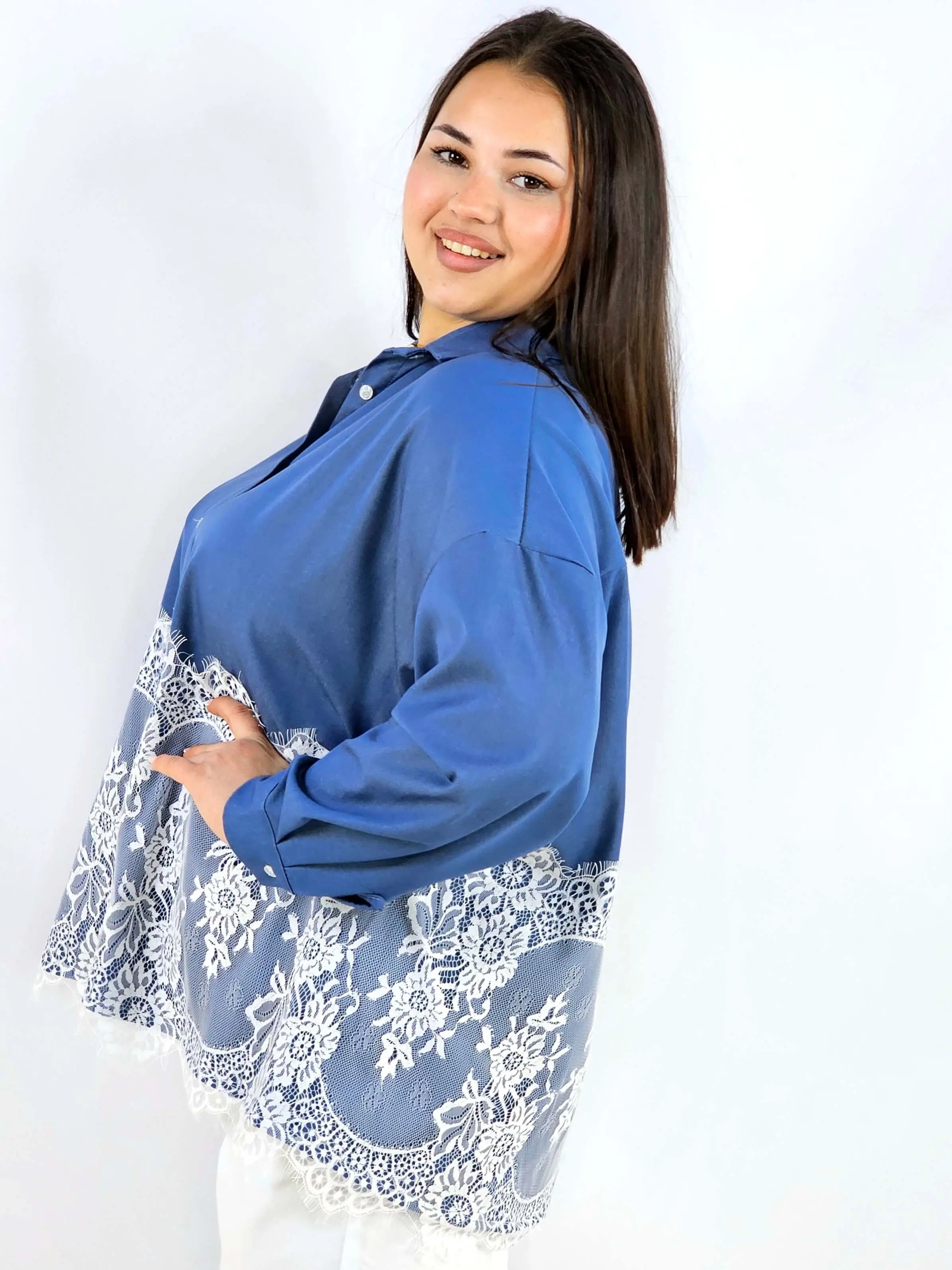 Koszula plus size z koronkowym dołem XXL – elegancki styl - Image 16