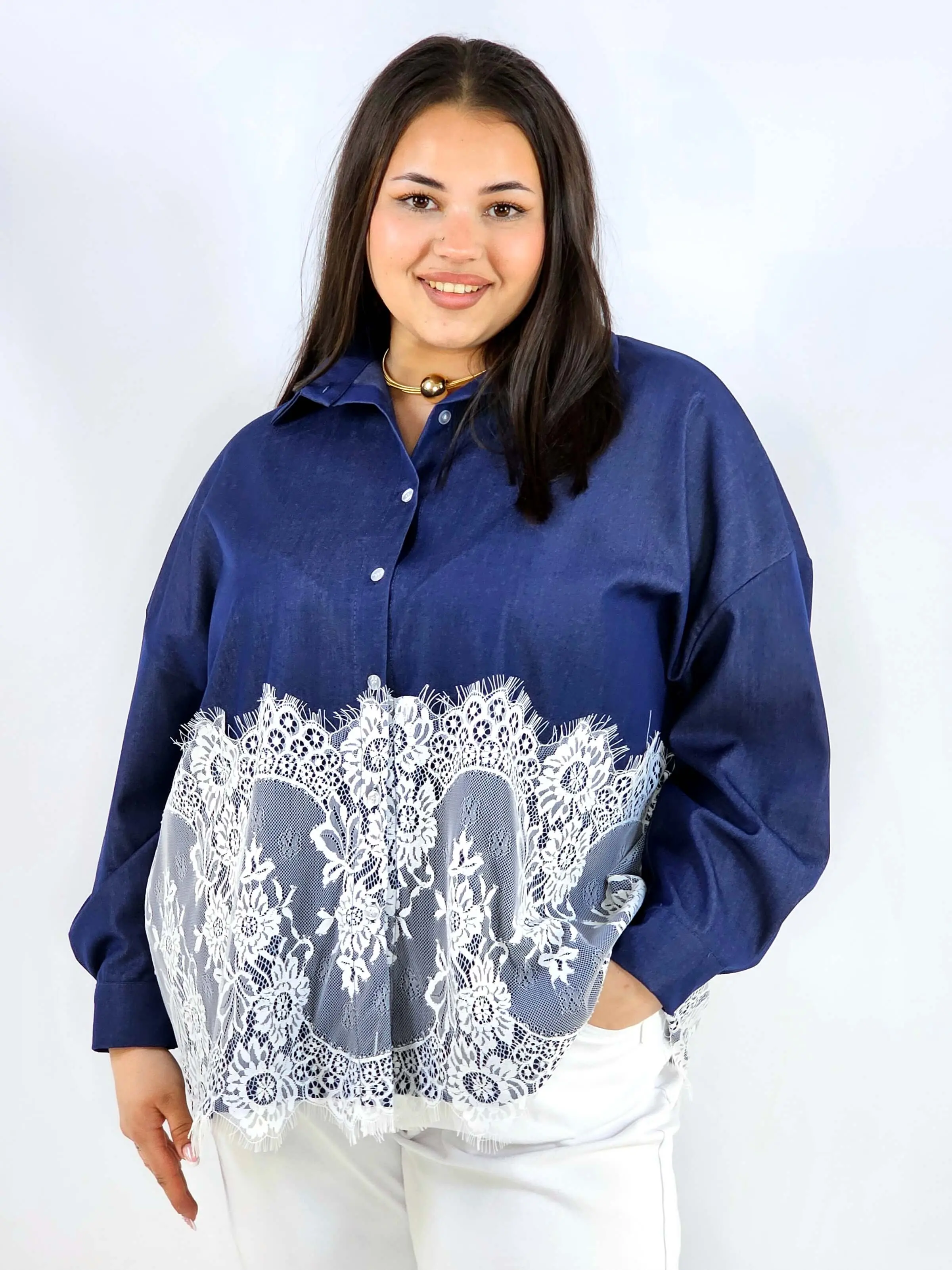 Koszula plus size z koronkowym dołem XXL – elegancki styl - Image 3