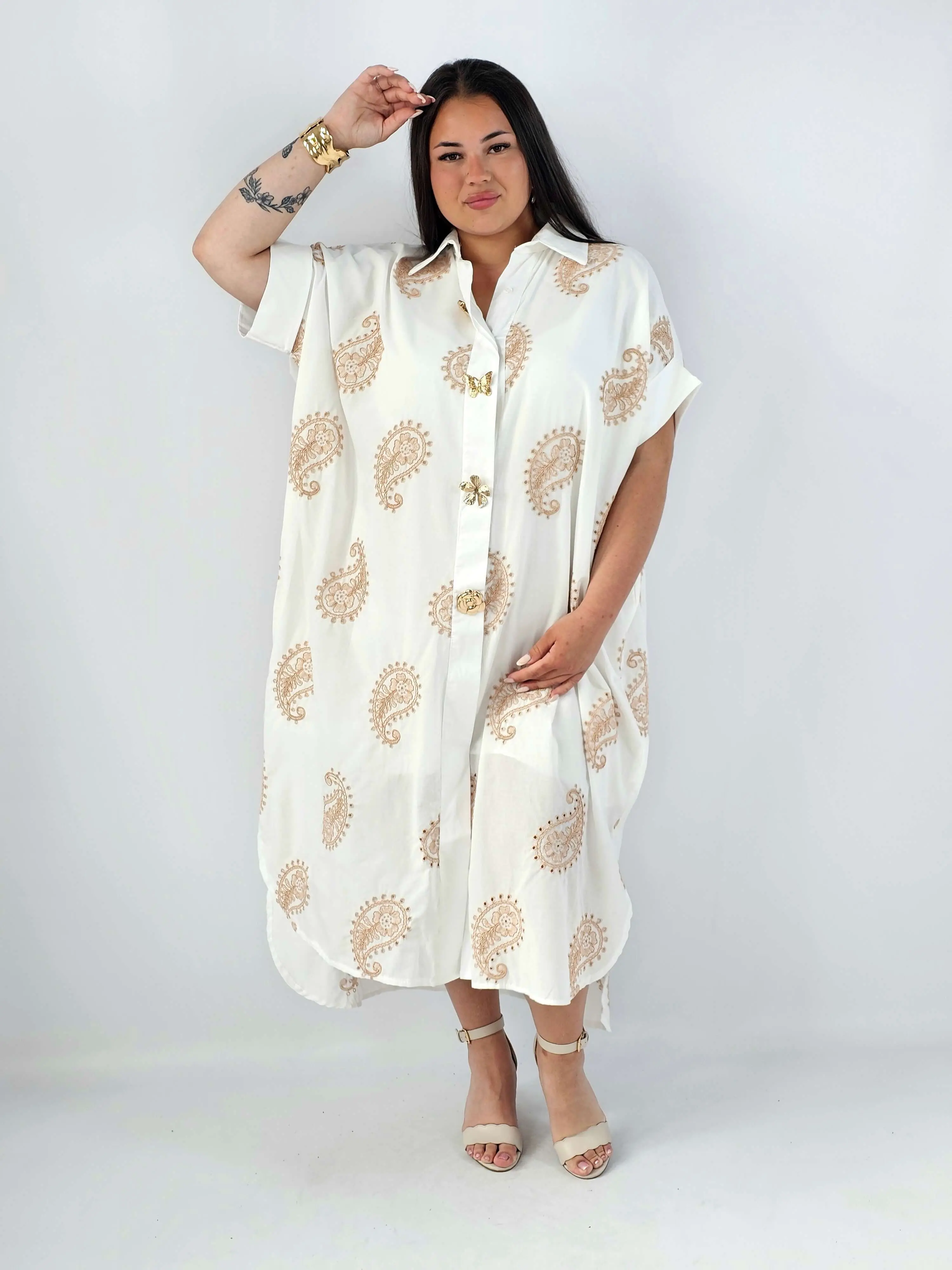Sukienka plus size o luźnym kroju z dekoltem w literę V i paskiem w talii