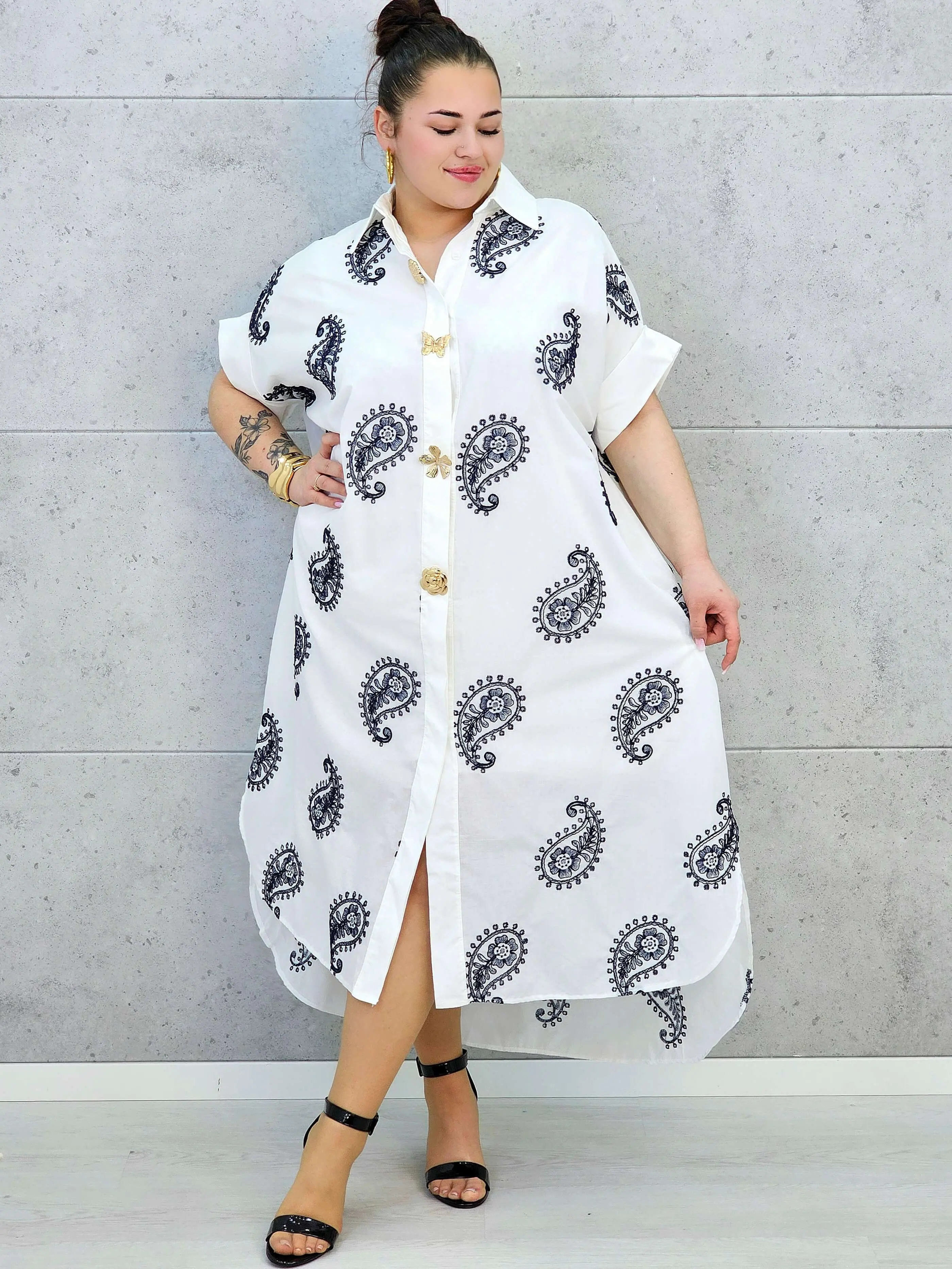 Sukienka plus size o luźnym kroju z dekoltem w literę V i paskiem w talii - Image 3