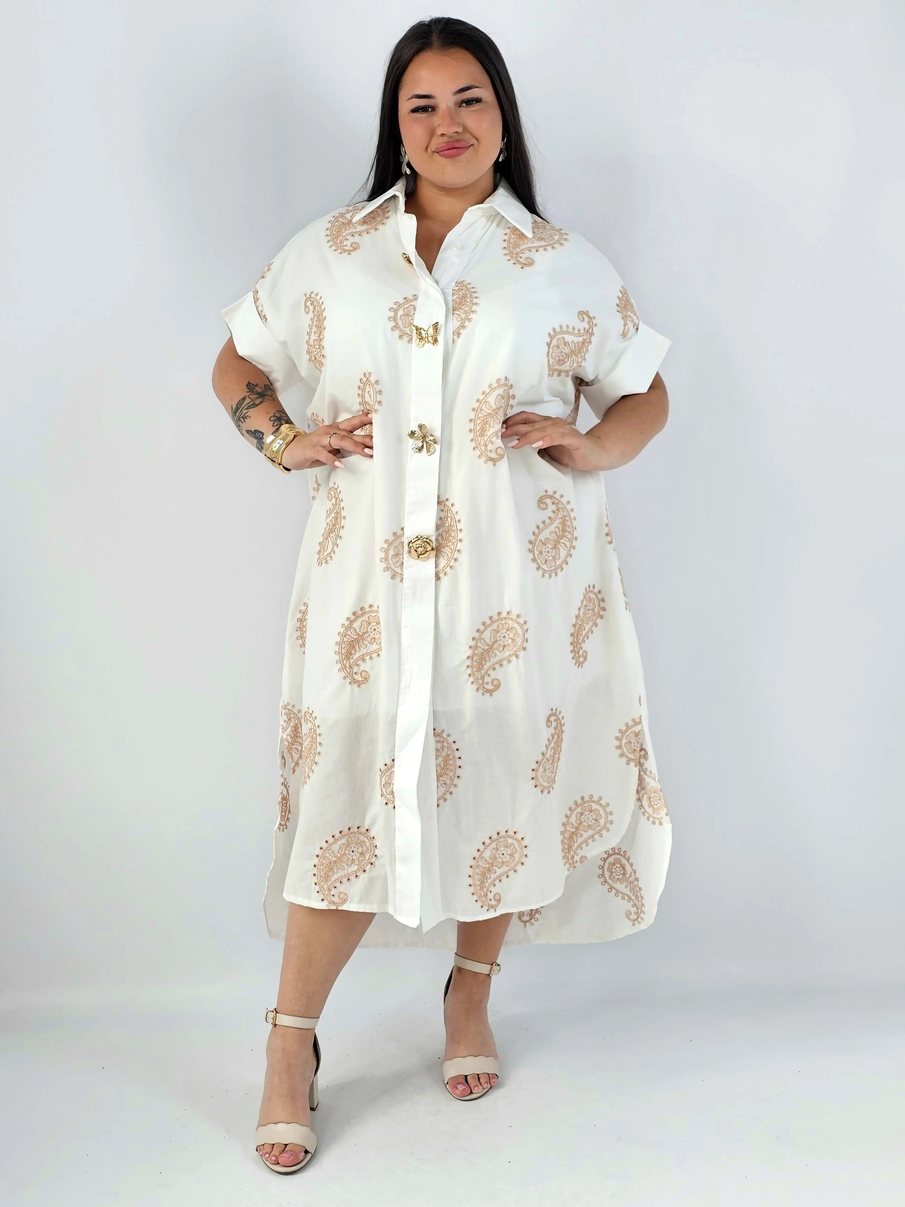 Sukienka plus size o luźnym kroju z dekoltem w literę V i paskiem w talii - Image 4