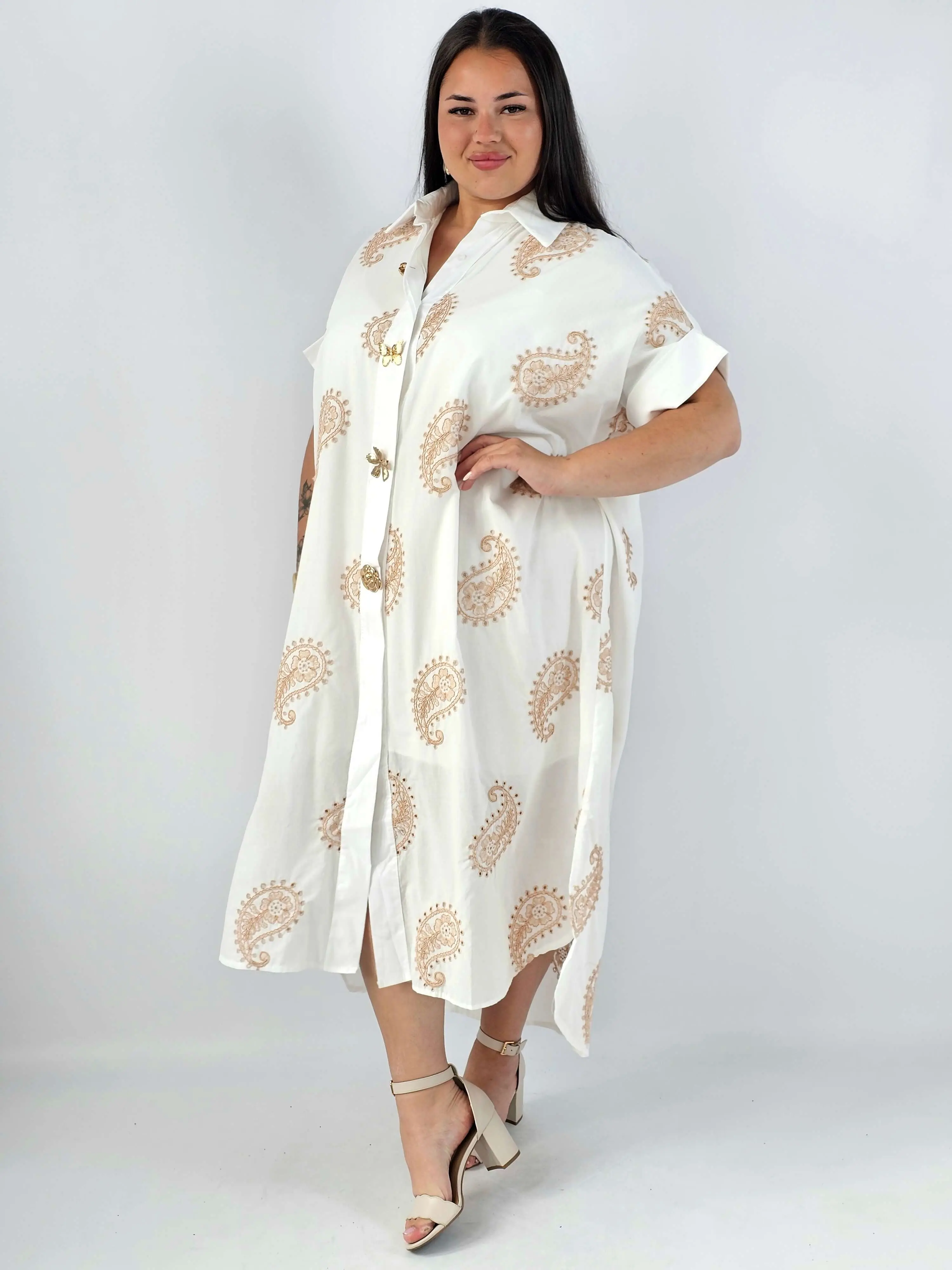 Sukienka plus size o luźnym kroju z dekoltem w literę V i paskiem w talii - Image 6