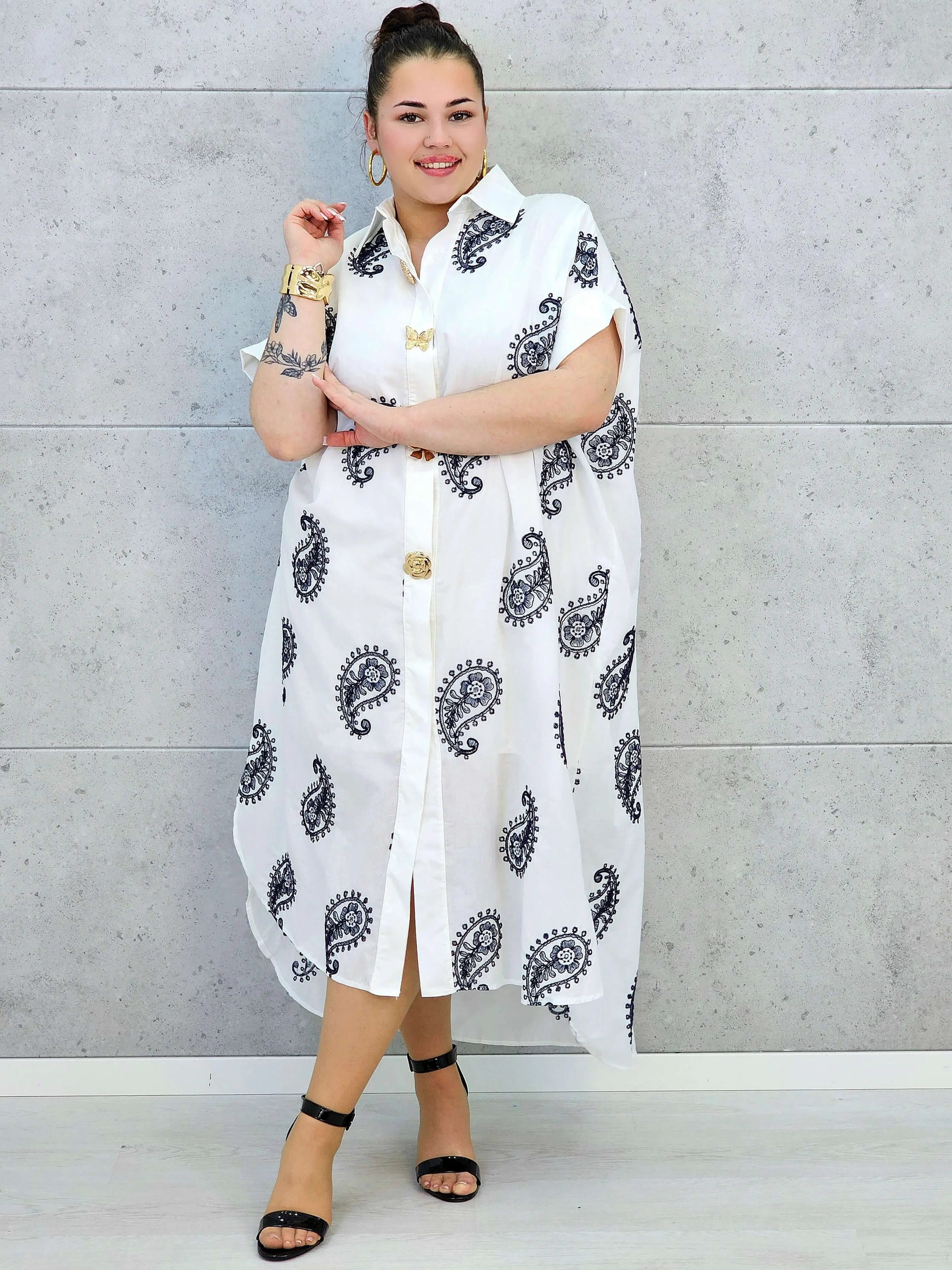 Sukienka plus size o luźnym kroju z dekoltem w literę V i paskiem w talii - Image 7