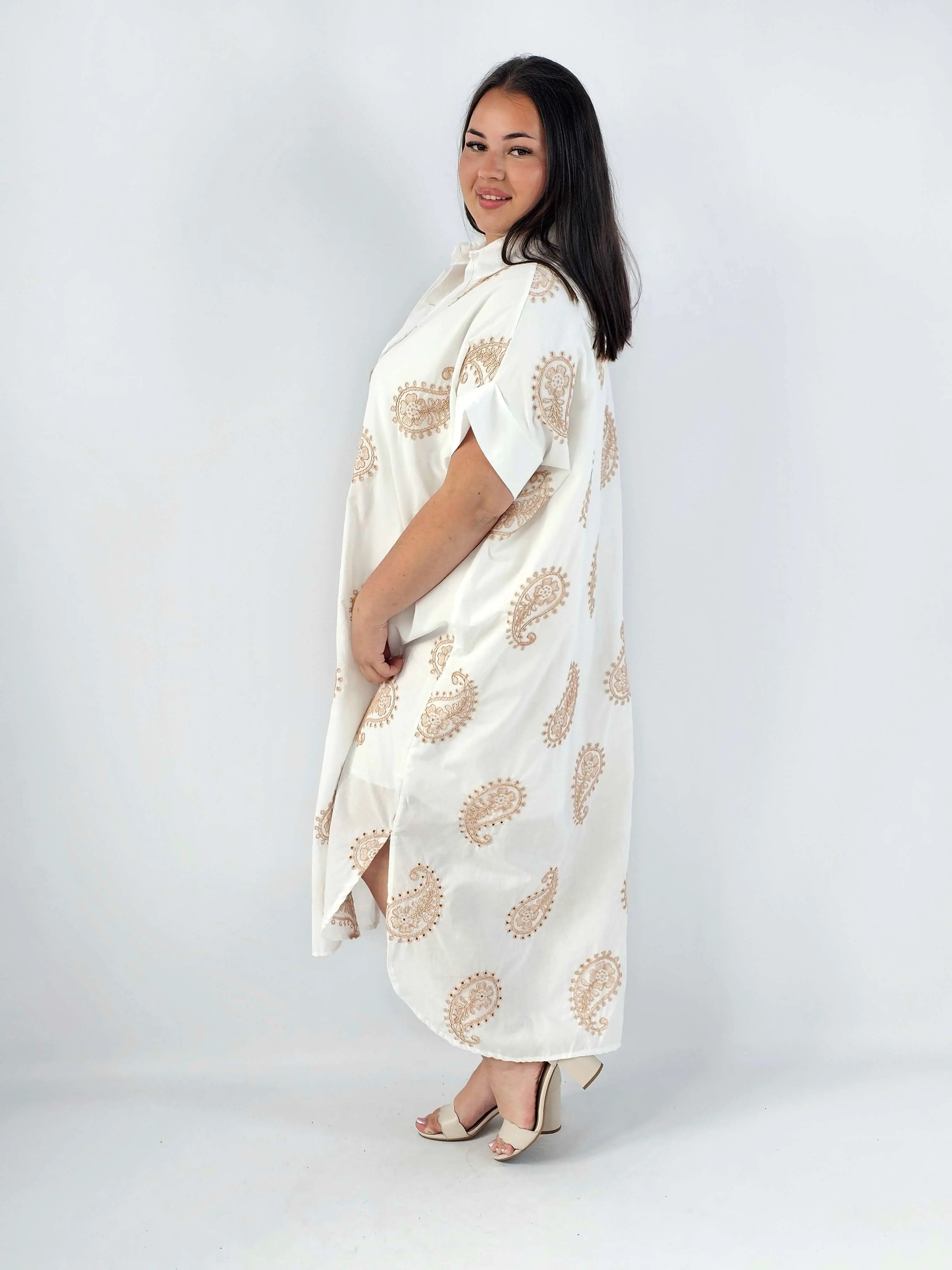 Sukienka plus size o luźnym kroju z dekoltem w literę V i paskiem w talii - Image 8