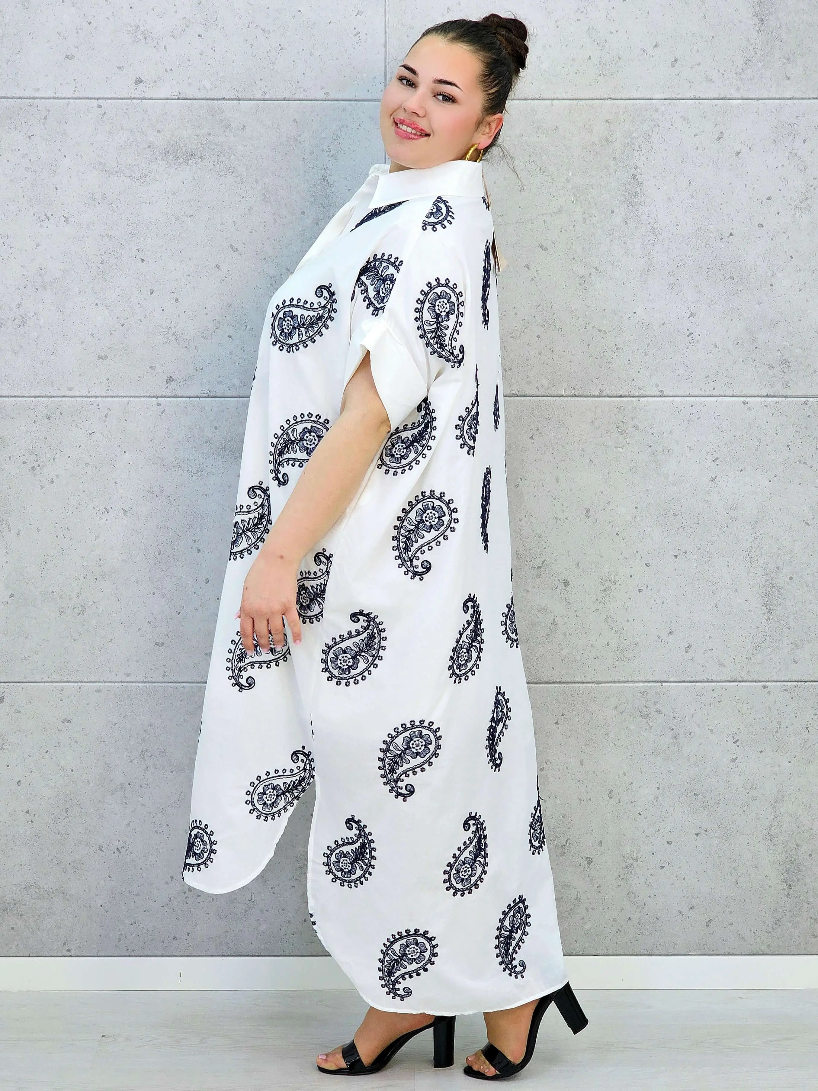 Sukienka plus size o luźnym kroju z dekoltem w literę V i paskiem w talii - Image 9
