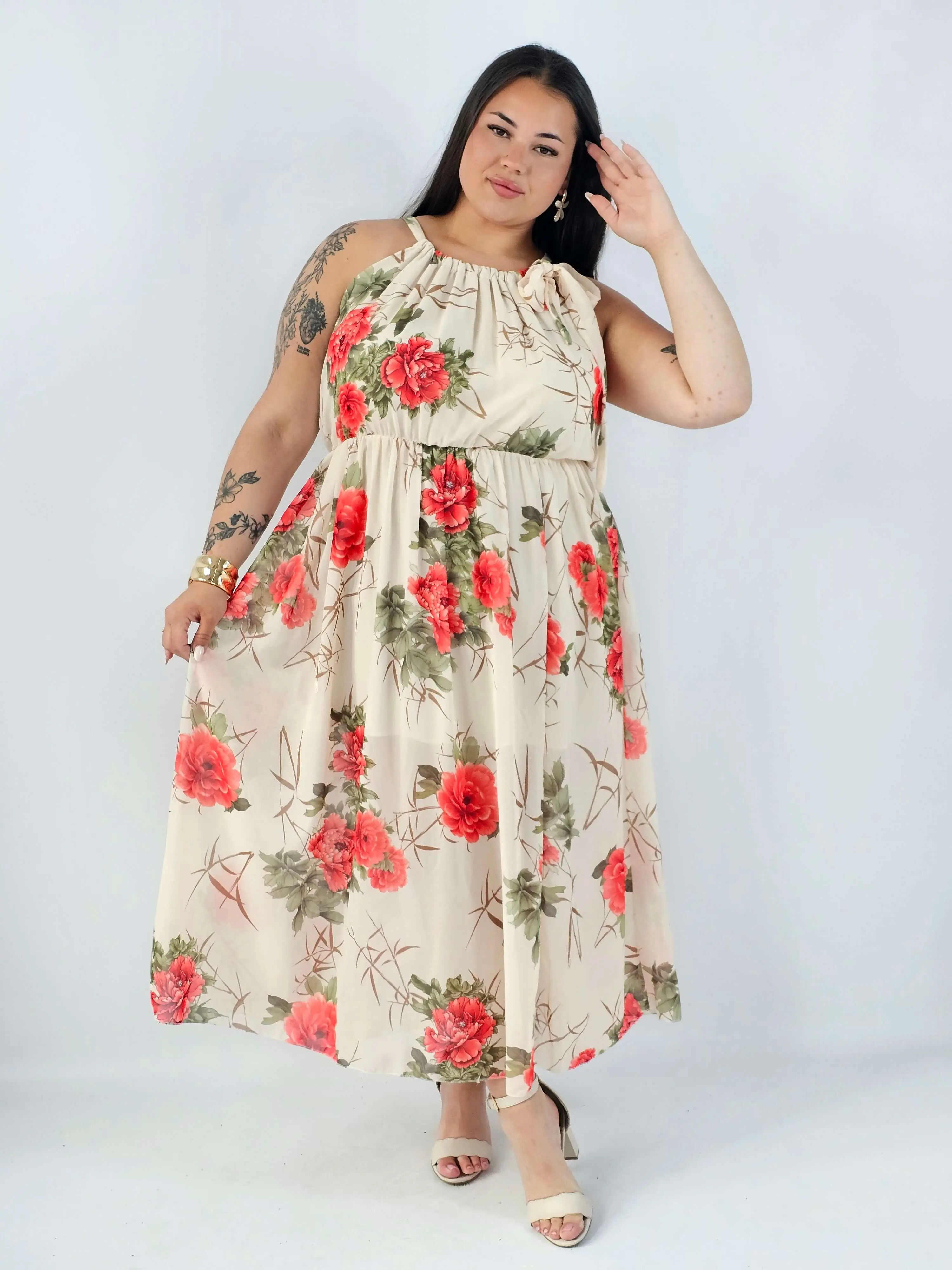 Sukienka plus size VIP z wiązaniem przy szyi i rozcięciem – kobieca elegancja na wyjątkowe okazje