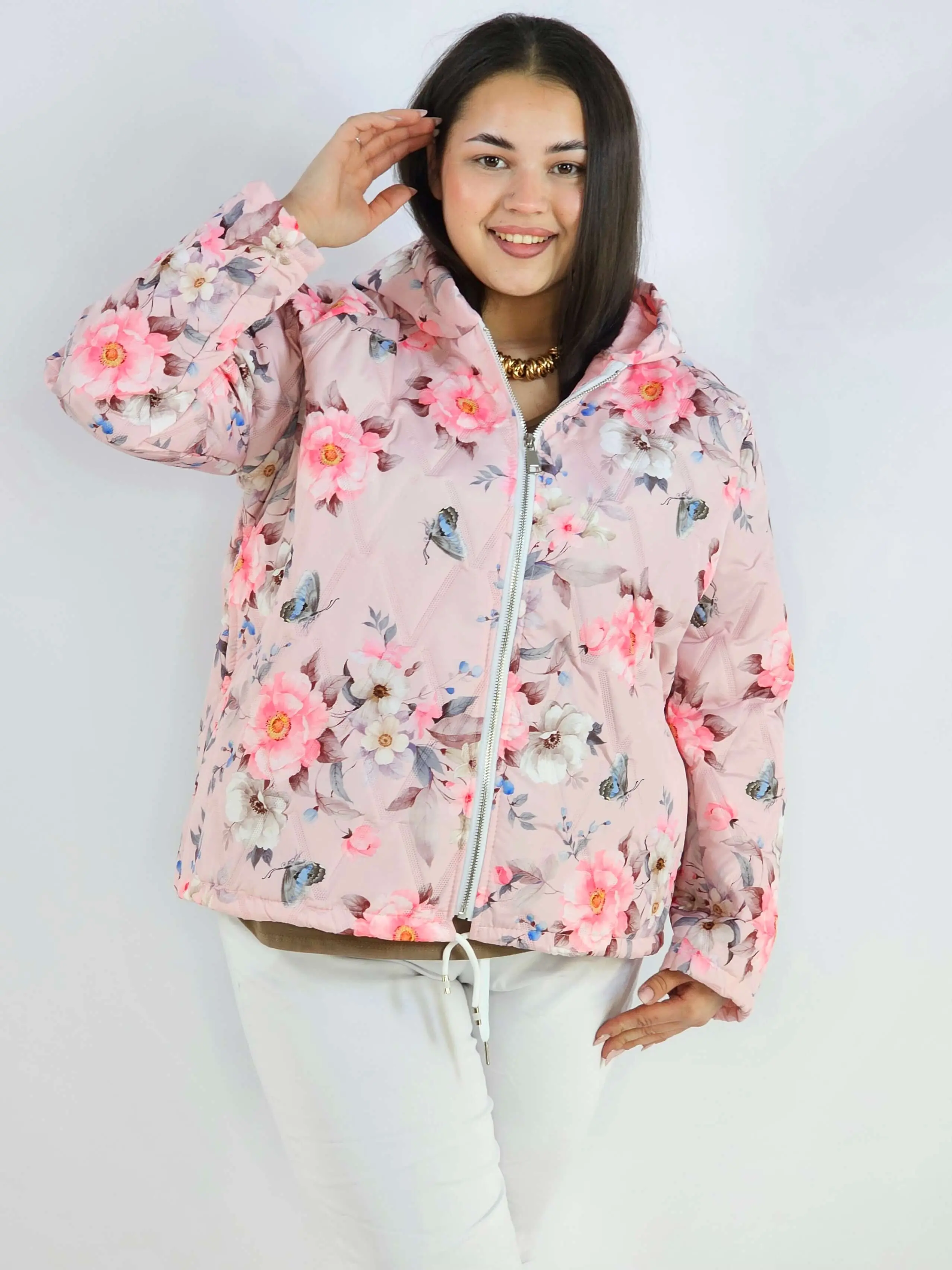 Kurtka plus size – krótka pikowana kurtka XXL na zamek z florystycznym nadrukiem - Image 10