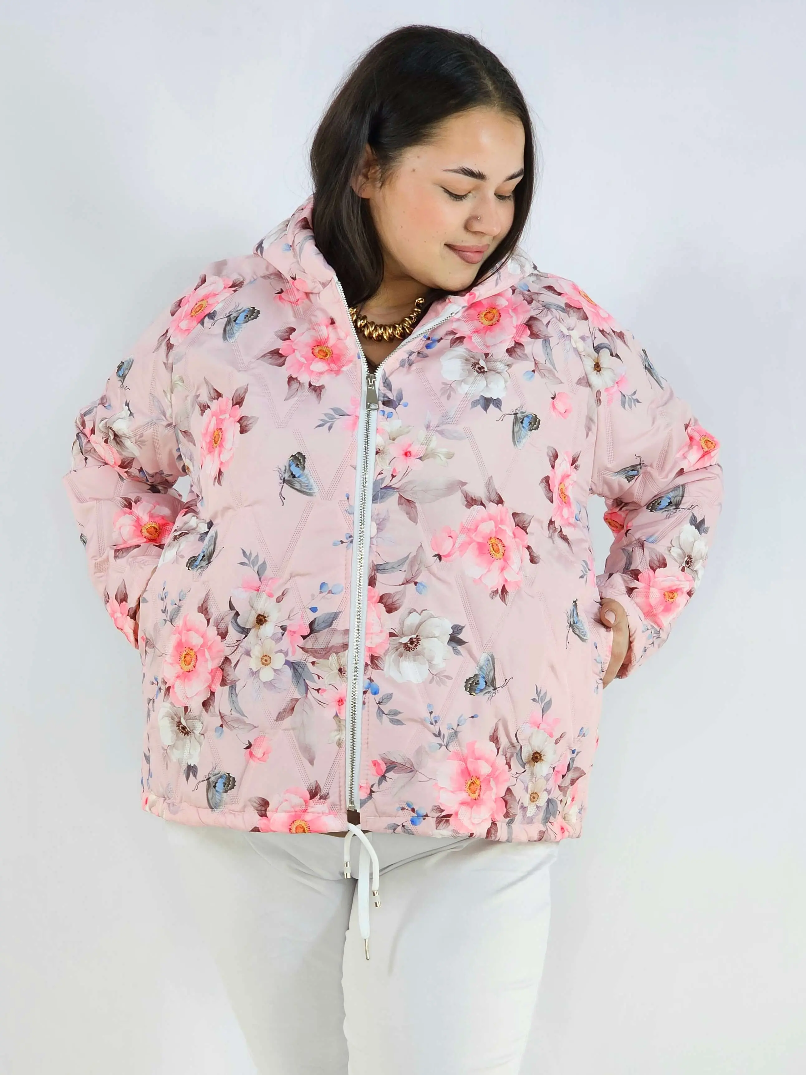 Kurtka plus size – krótka pikowana kurtka XXL na zamek z florystycznym nadrukiem - Image 3