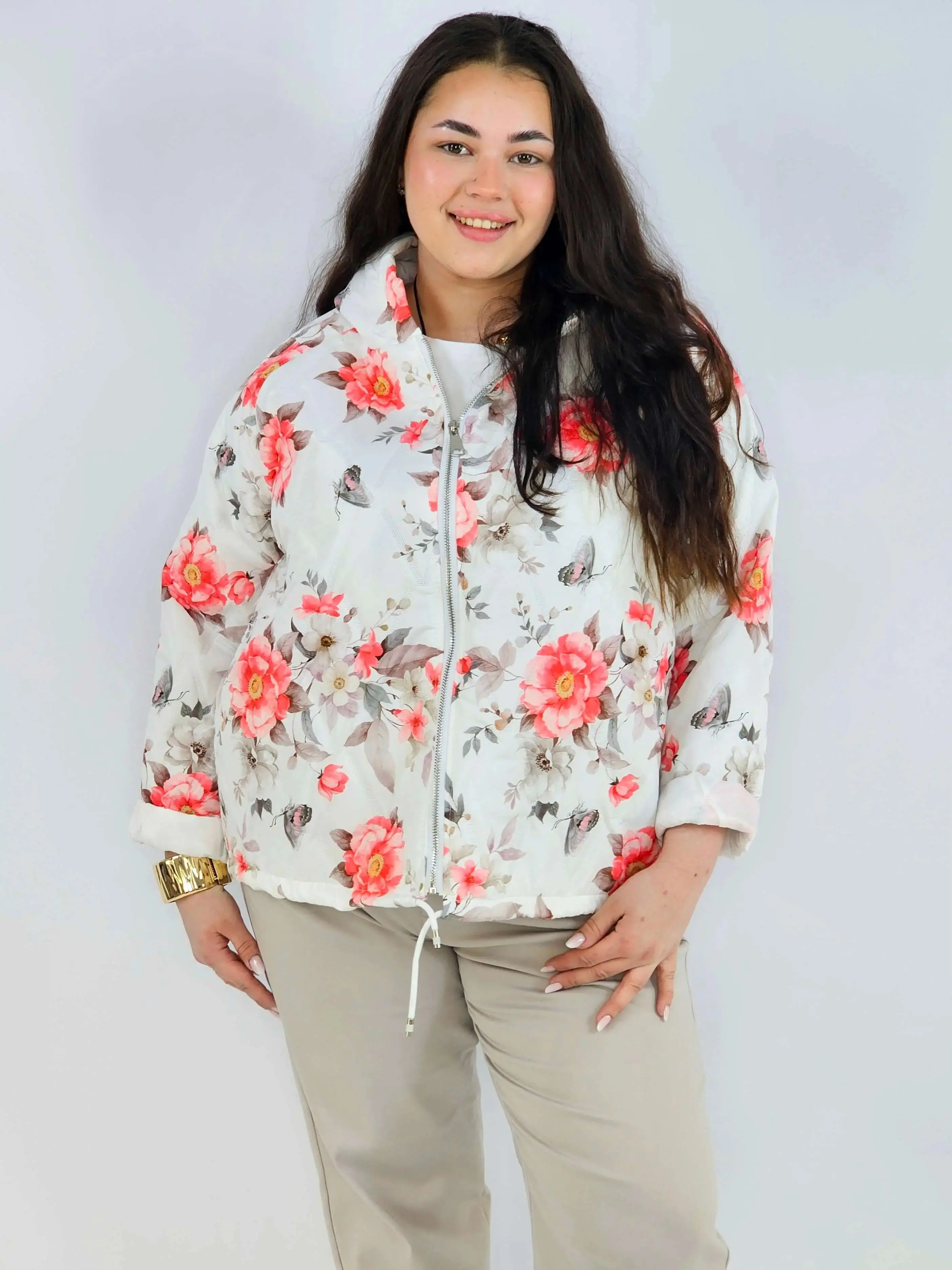 Kurtka plus size – krótka pikowana kurtka XXL na zamek z florystycznym nadrukiem - Image 4