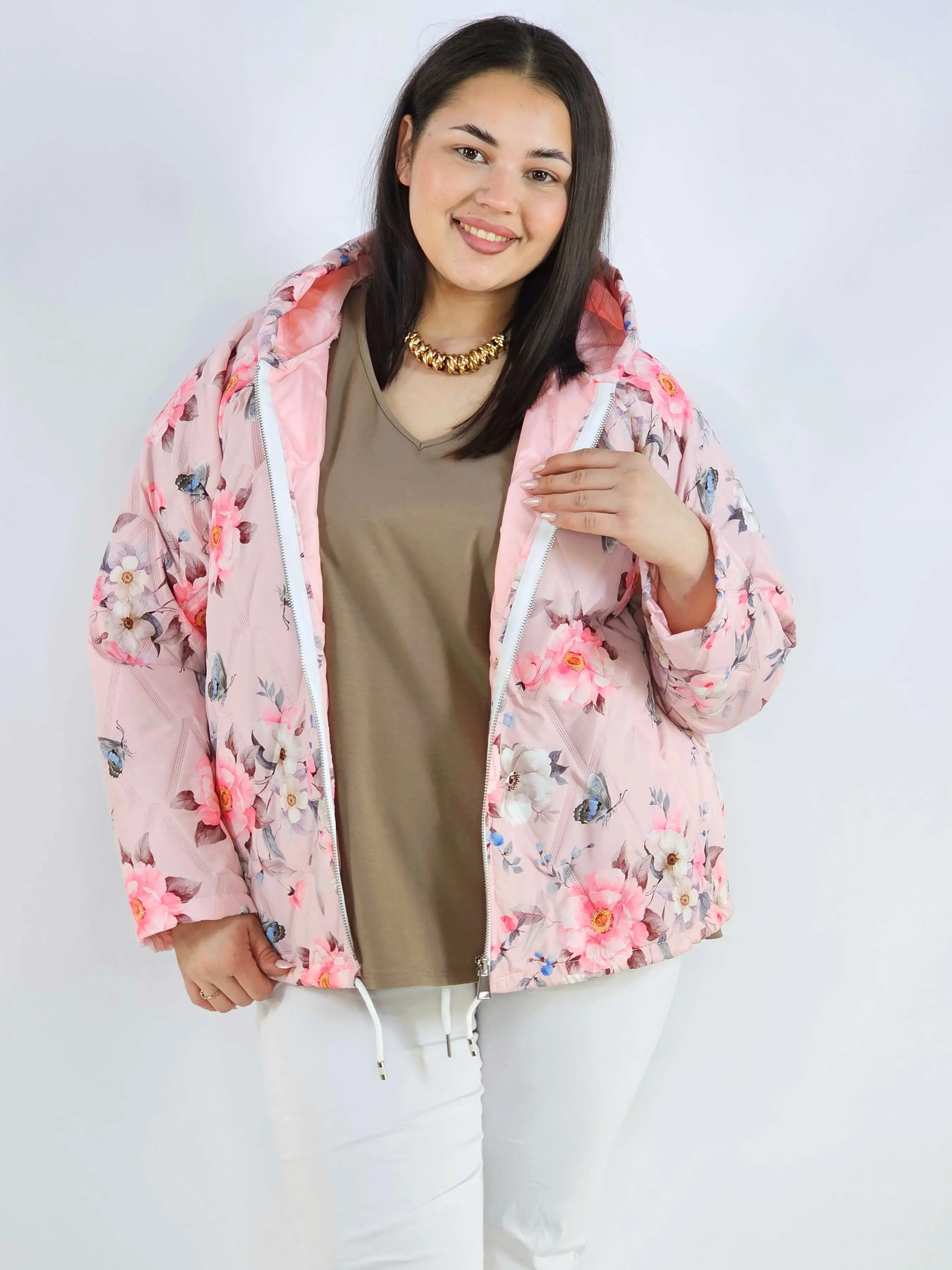 Kurtka plus size – krótka pikowana kurtka XXL na zamek z florystycznym nadrukiem - Image 6