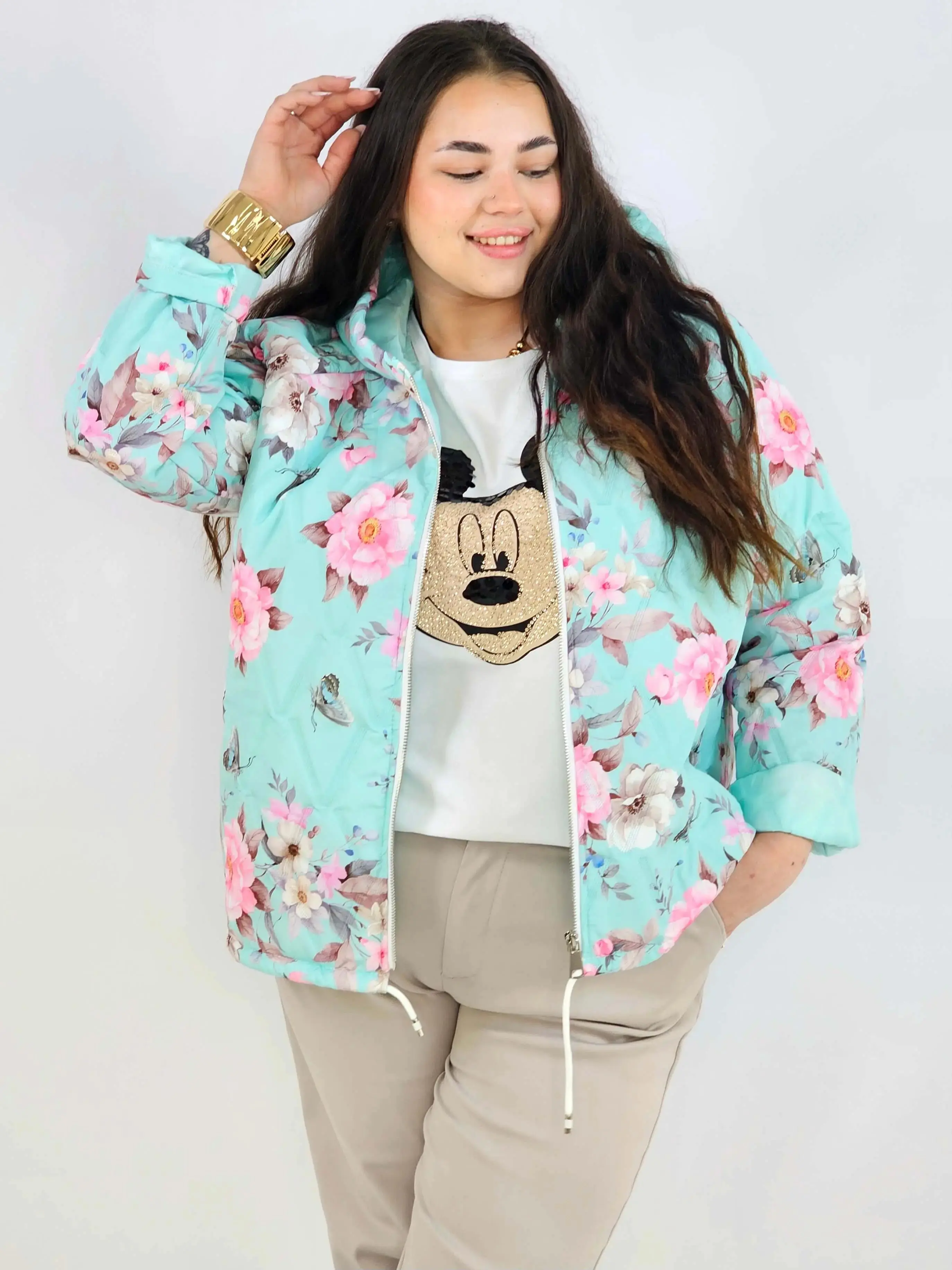 Kurtka plus size – krótka pikowana kurtka XXL na zamek z florystycznym nadrukiem - Image 7