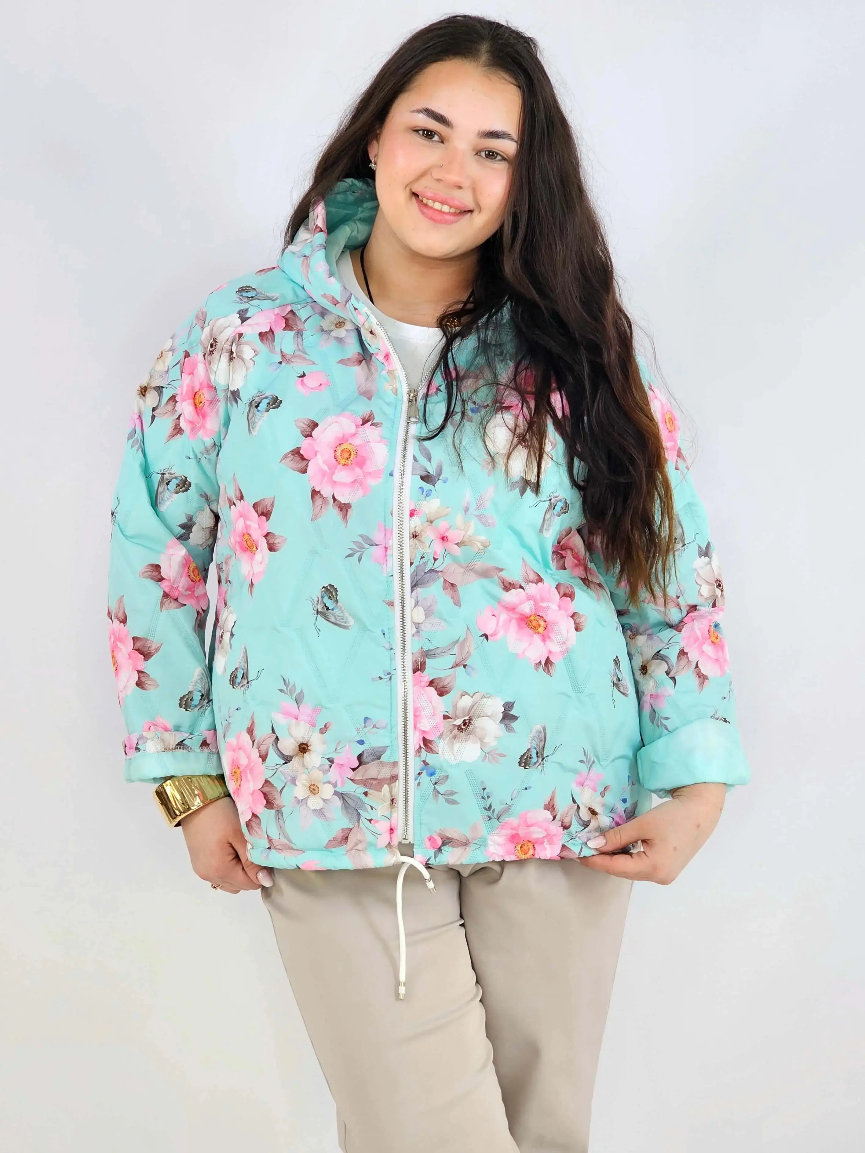 Kurtka plus size – krótka pikowana kurtka XXL na zamek z florystycznym nadrukiem - Image 8
