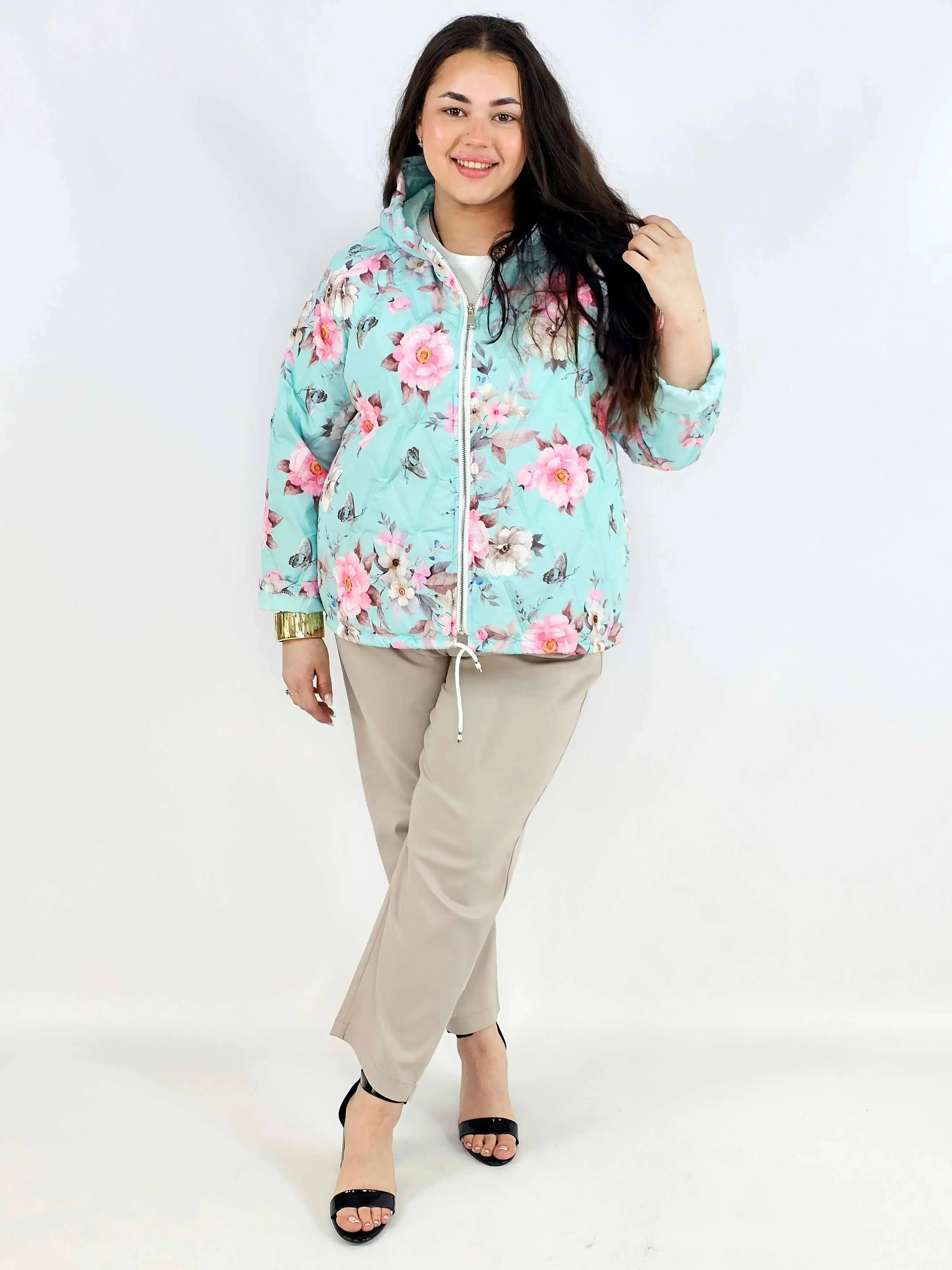 Kurtka plus size – krótka pikowana kurtka XXL na zamek z florystycznym nadrukiem - Image 9