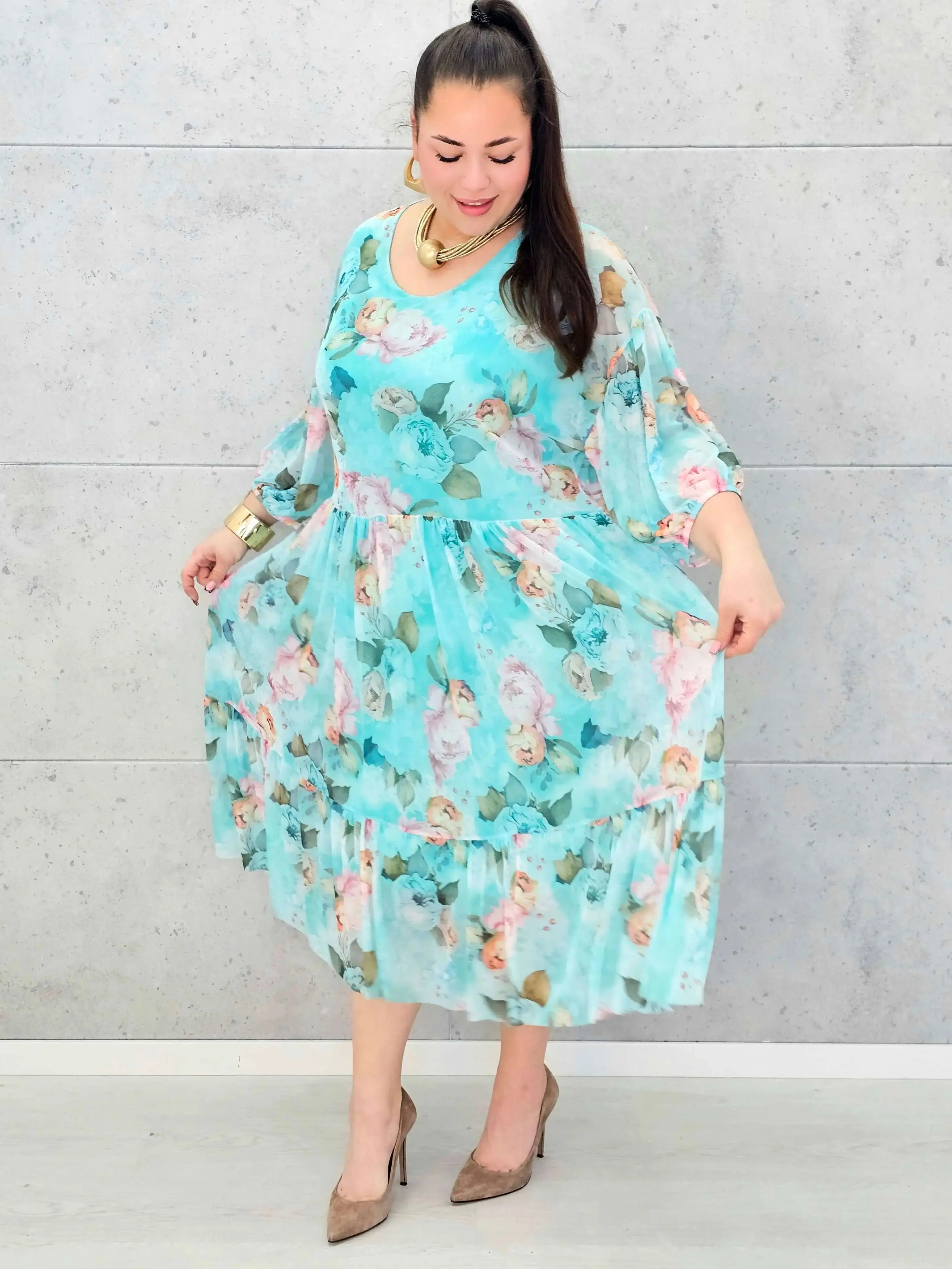 Kwiatowa sukienka plus size w odcieniach błękitu – zwiewna i elegancka - Image 2