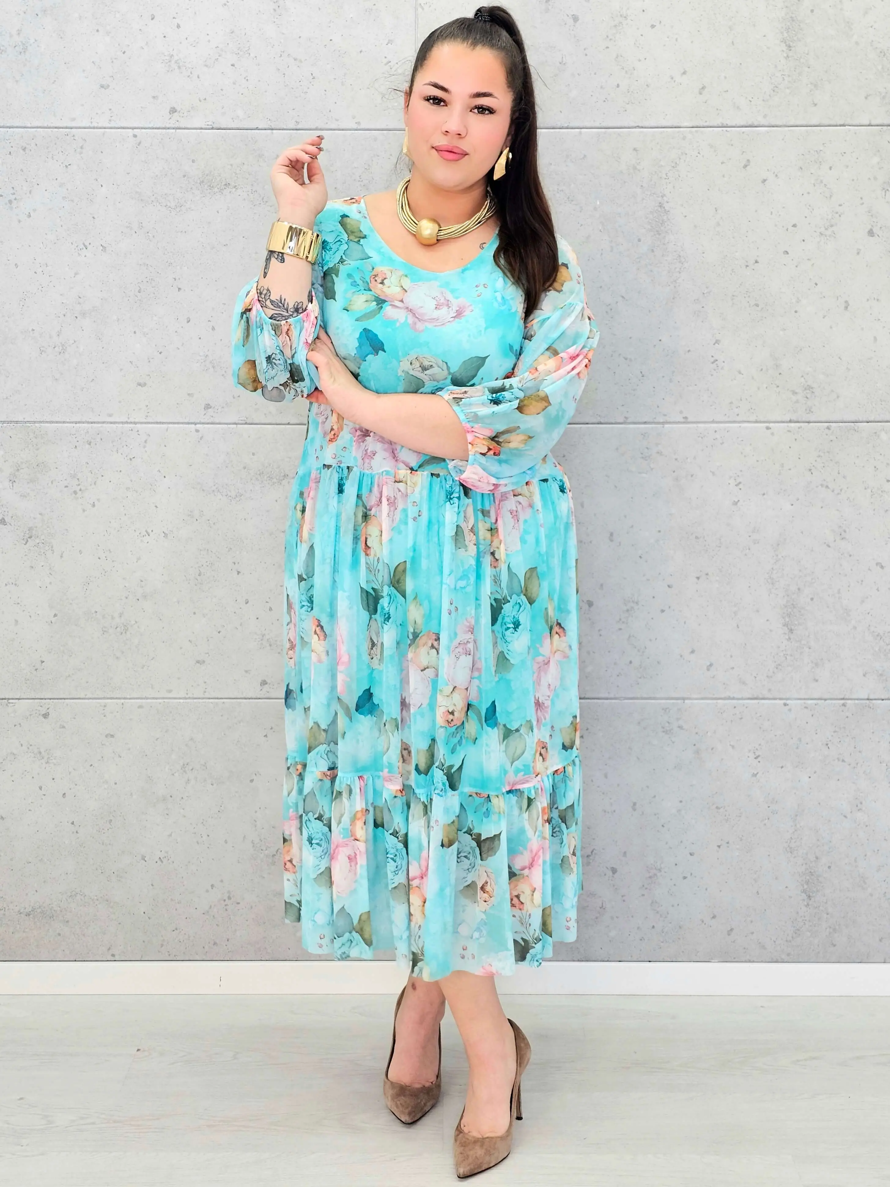 Kwiatowa sukienka plus size w odcieniach błękitu – zwiewna i elegancka - Image 3