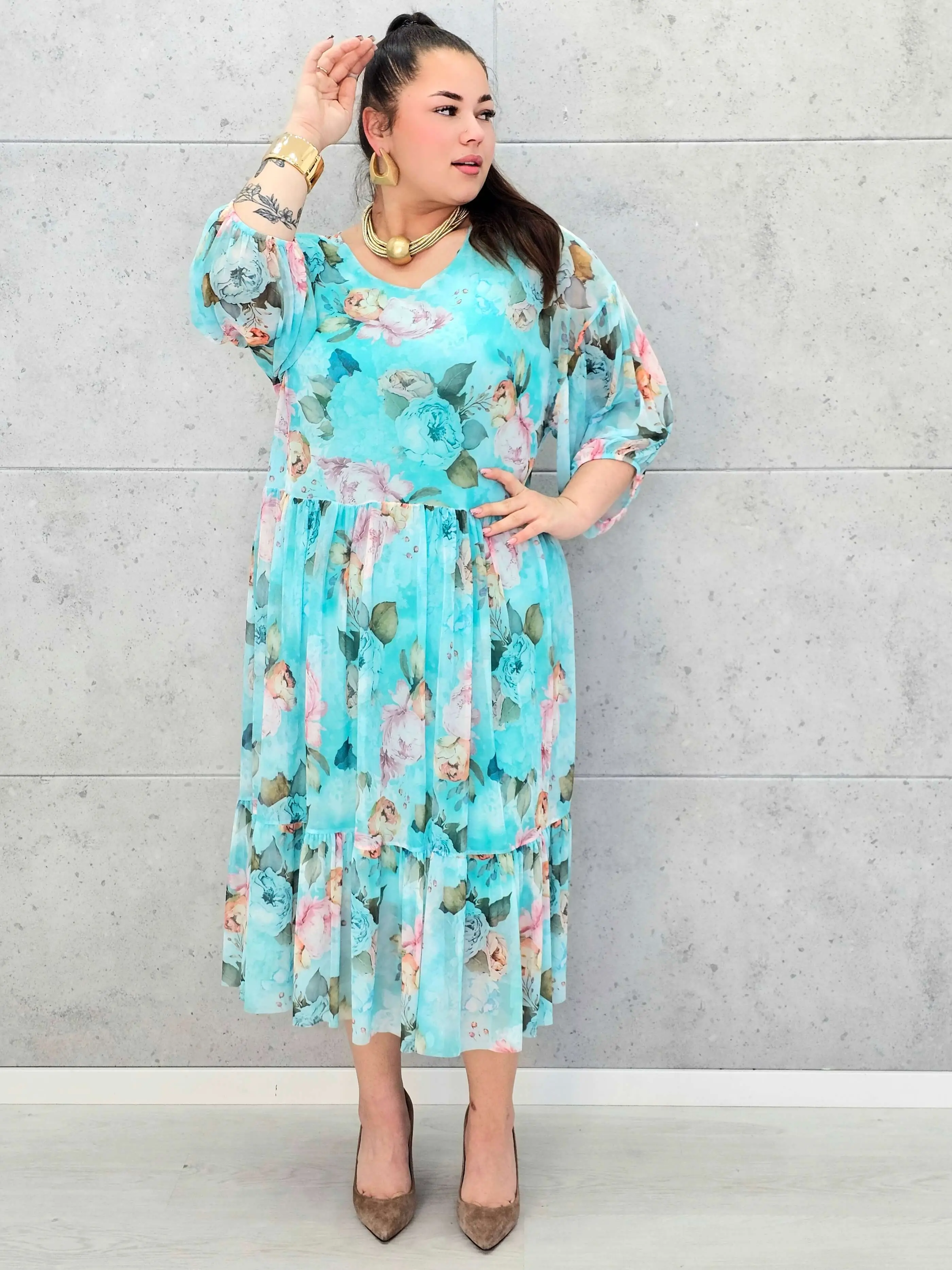 Kwiatowa sukienka plus size w odcieniach błękitu – zwiewna i elegancka - Image 4