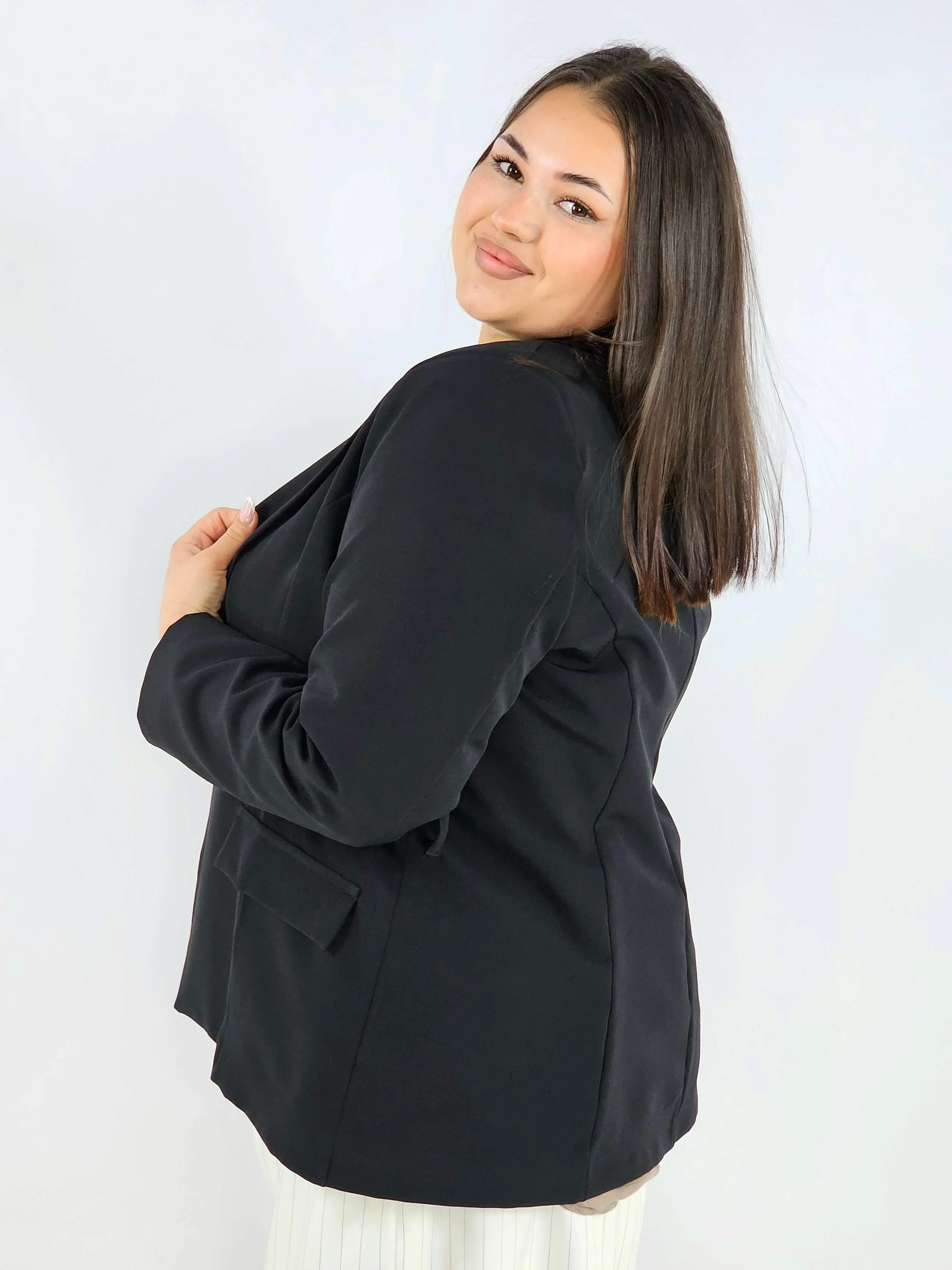 Marynarka plus size z wiązaniem elegancka dopasowana i kobieca - Image 9