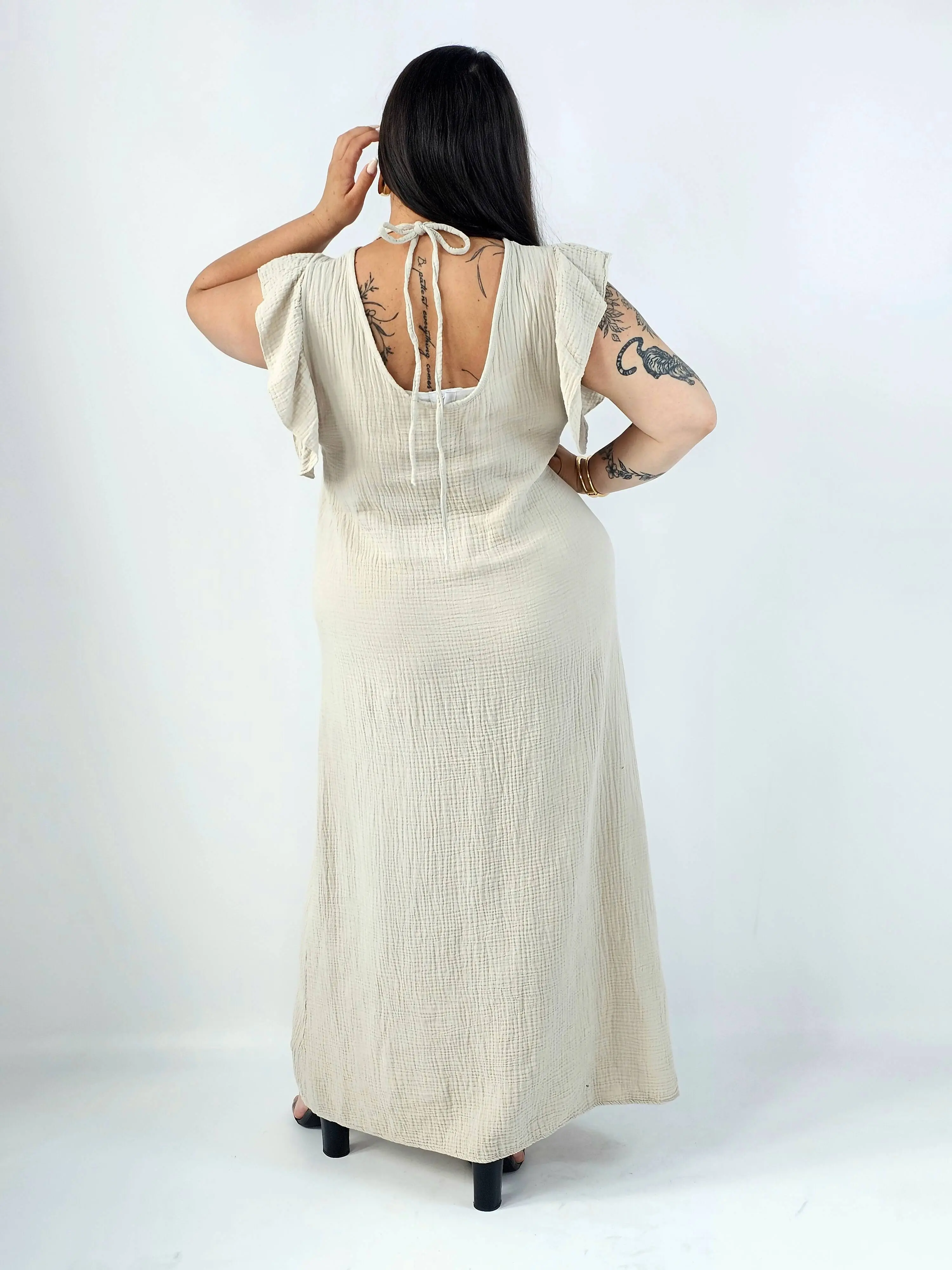 Sukienka plus size maxi z falbankowym rękawem i dekoltem na plecach - Image 9