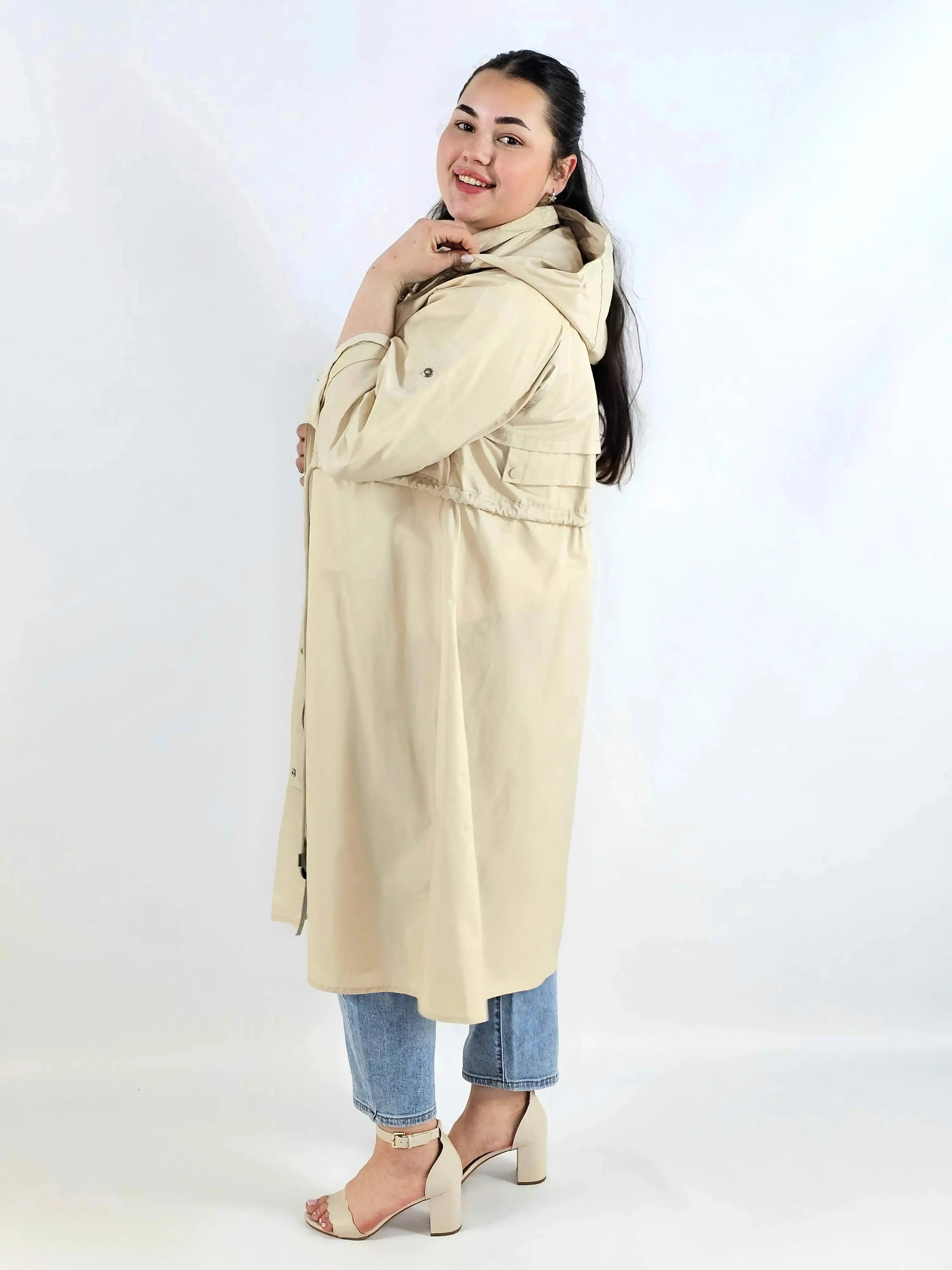 Płaszcz damski z kapturem – lekkość i styl w modzie plus size - Image 3