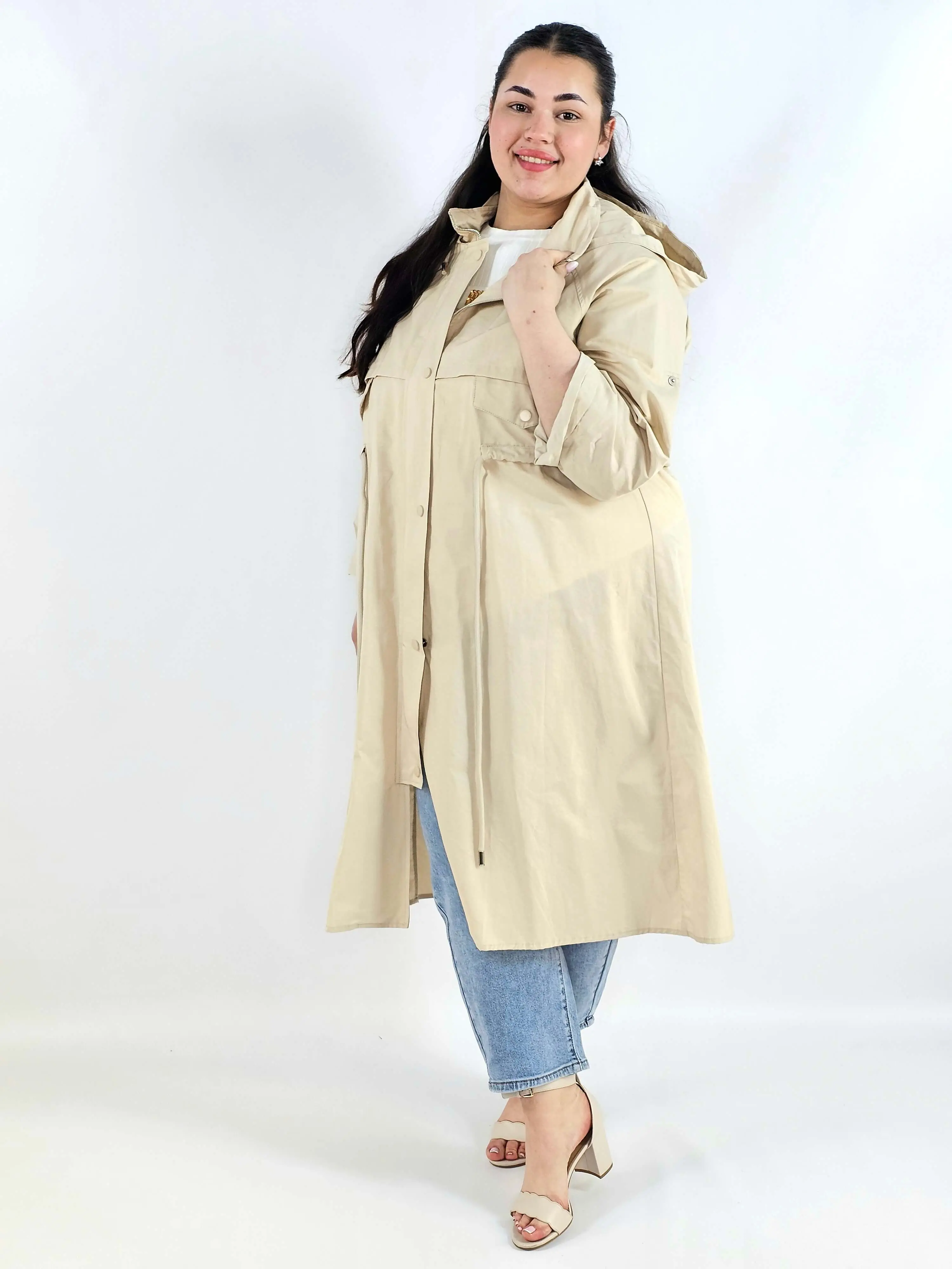 Płaszcz damski z kapturem – lekkość i styl w modzie plus size - Image 4