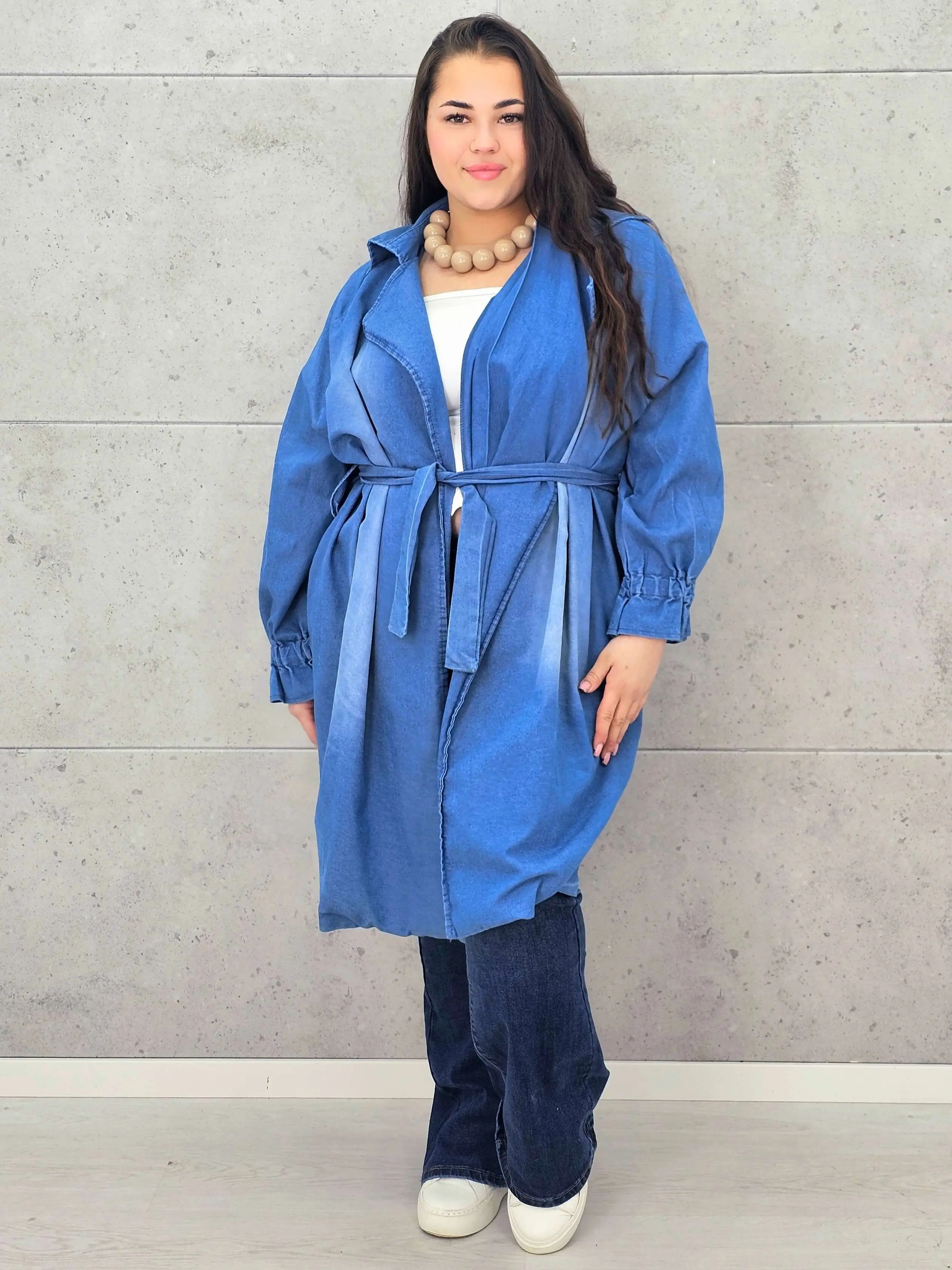 Płaszcz plus size – denimowy płaszcz oversize z paskiem i modną aplikacją - Image 10