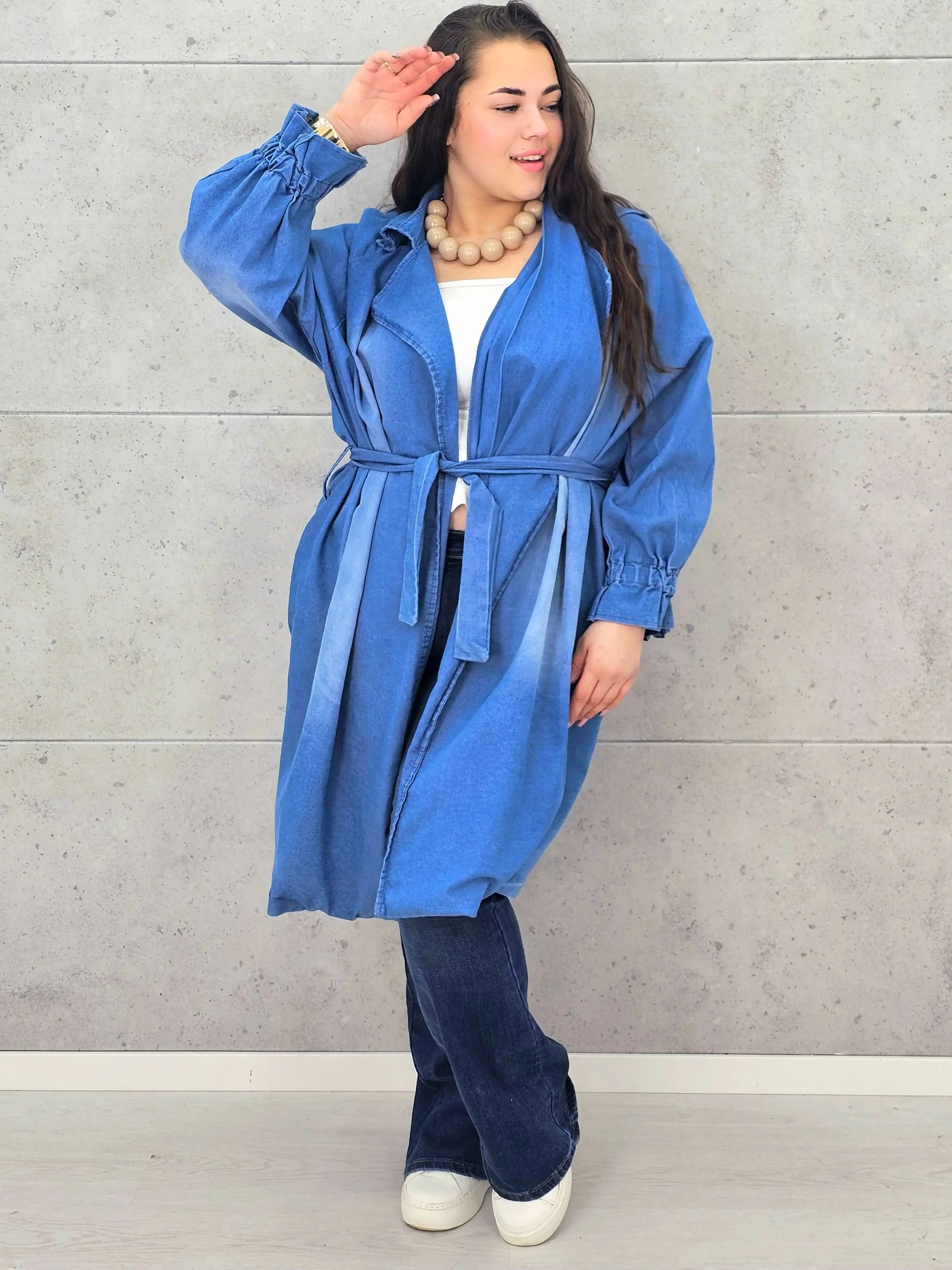 Płaszcz plus size – denimowy płaszcz oversize z paskiem i modną aplikacją - Image 11