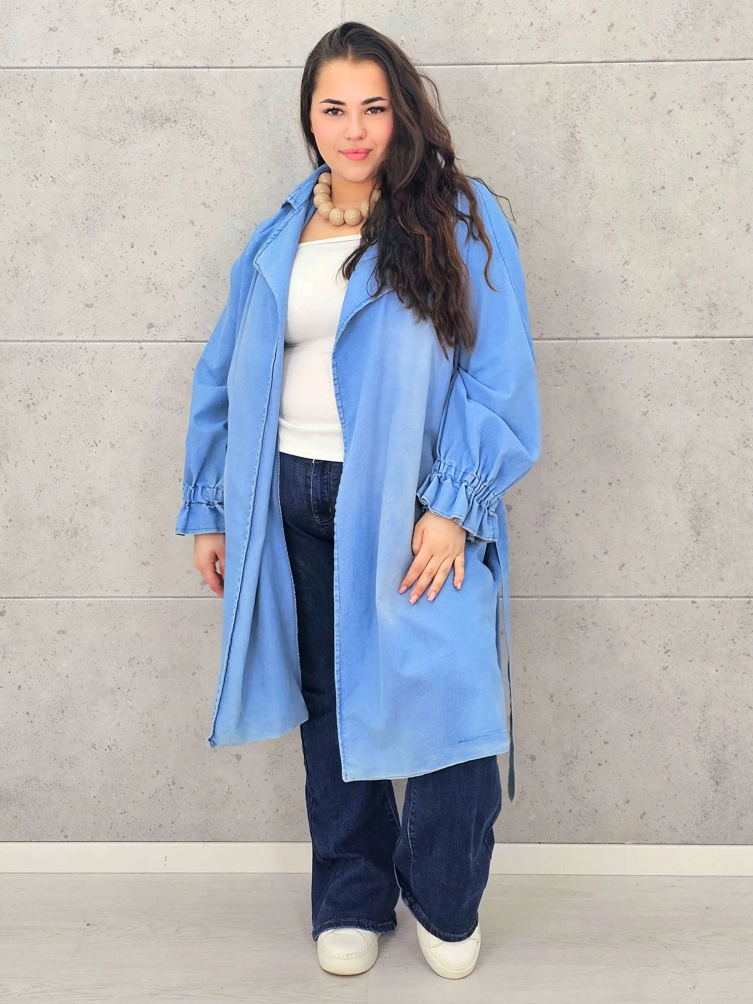 Płaszcz plus size – denimowy płaszcz oversize z paskiem i modną aplikacją - Image 12