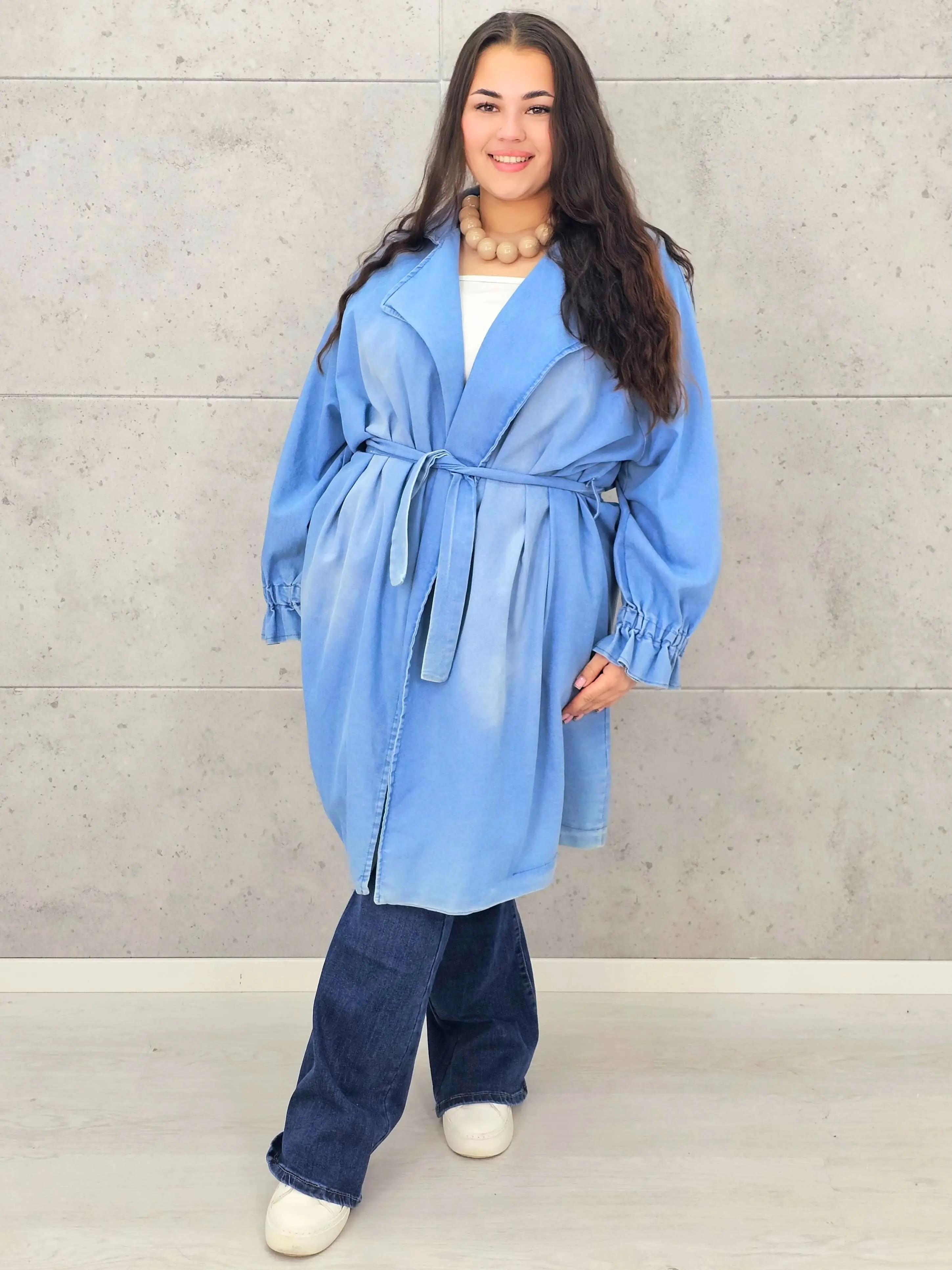 Płaszcz plus size – denimowy płaszcz oversize z paskiem i modną aplikacją - Image 5