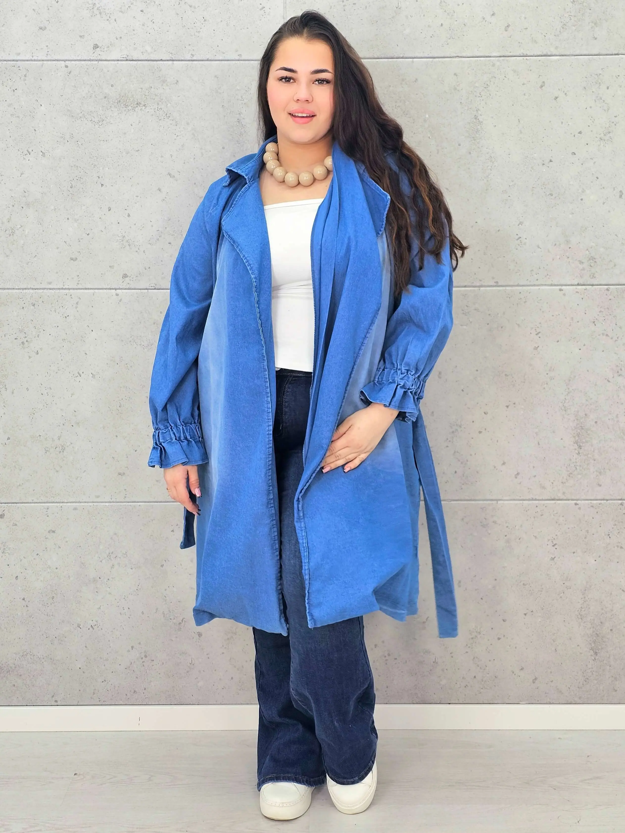 Płaszcz plus size – denimowy płaszcz oversize z paskiem i modną aplikacją - Image 6