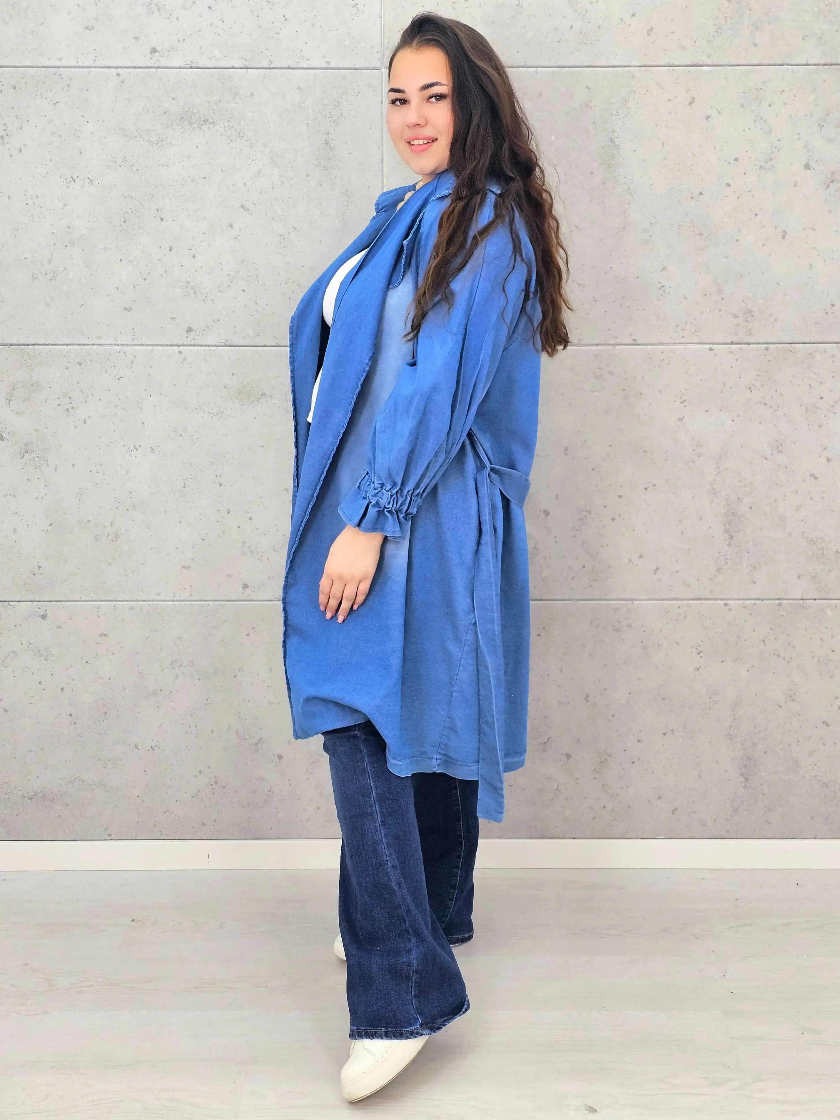 Płaszcz plus size – denimowy płaszcz oversize z paskiem i modną aplikacją - Image 8