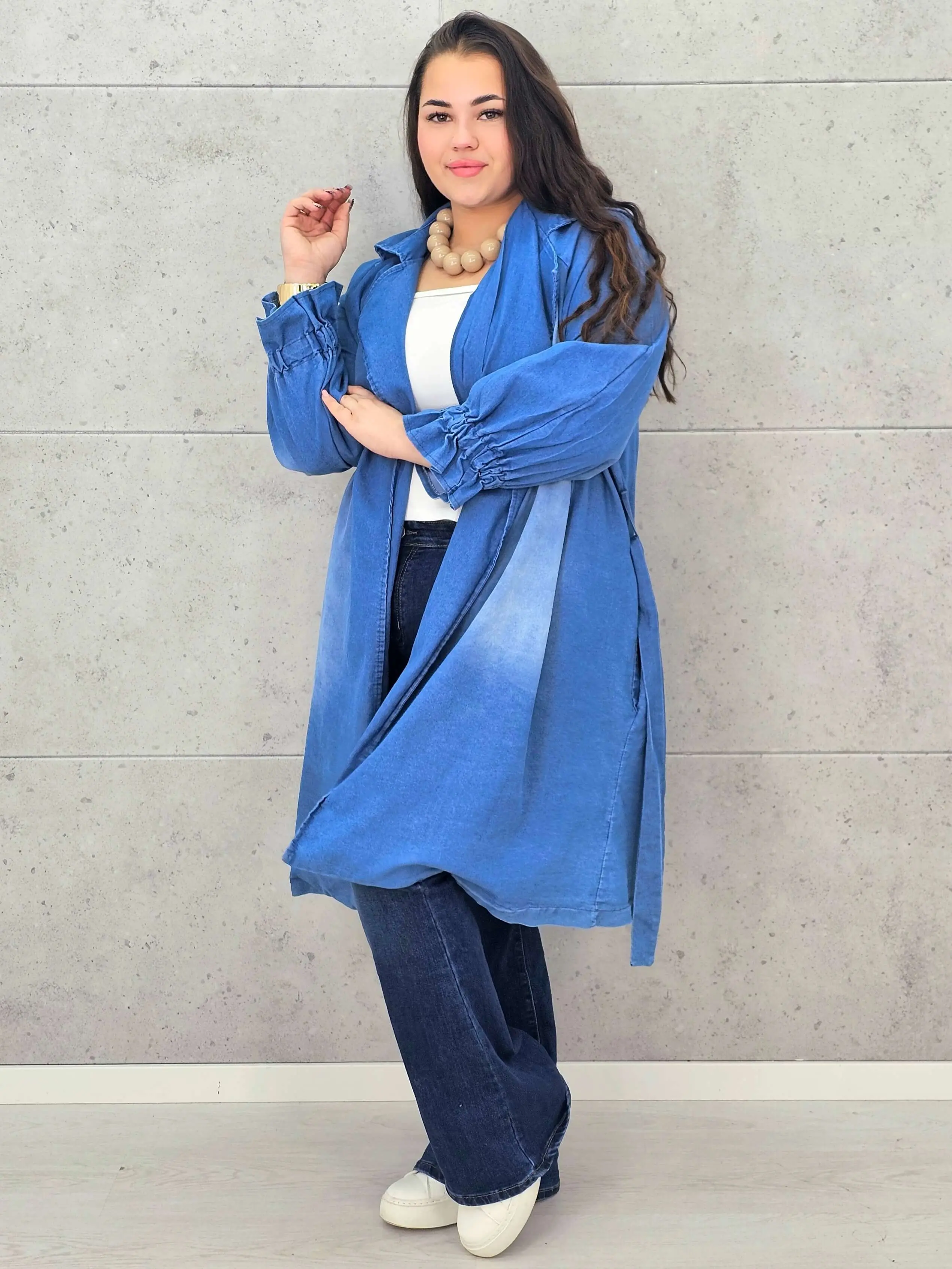 Płaszcz plus size – denimowy płaszcz oversize z paskiem i modną aplikacją - Image 9