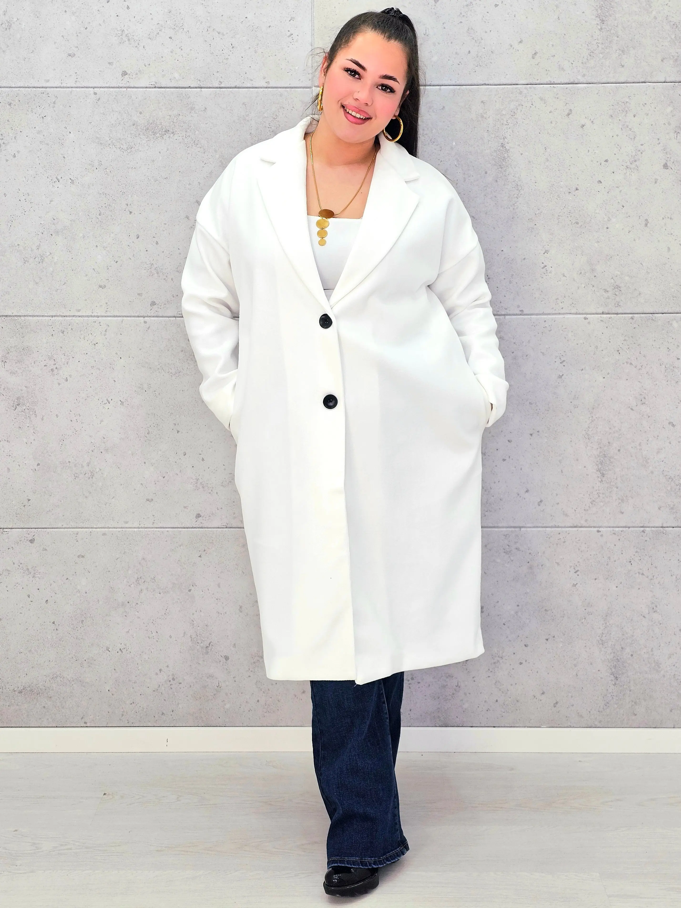 Płaszcz plus size o klasycznym kroju – elegancki model XXL dla kobiet - Image 3