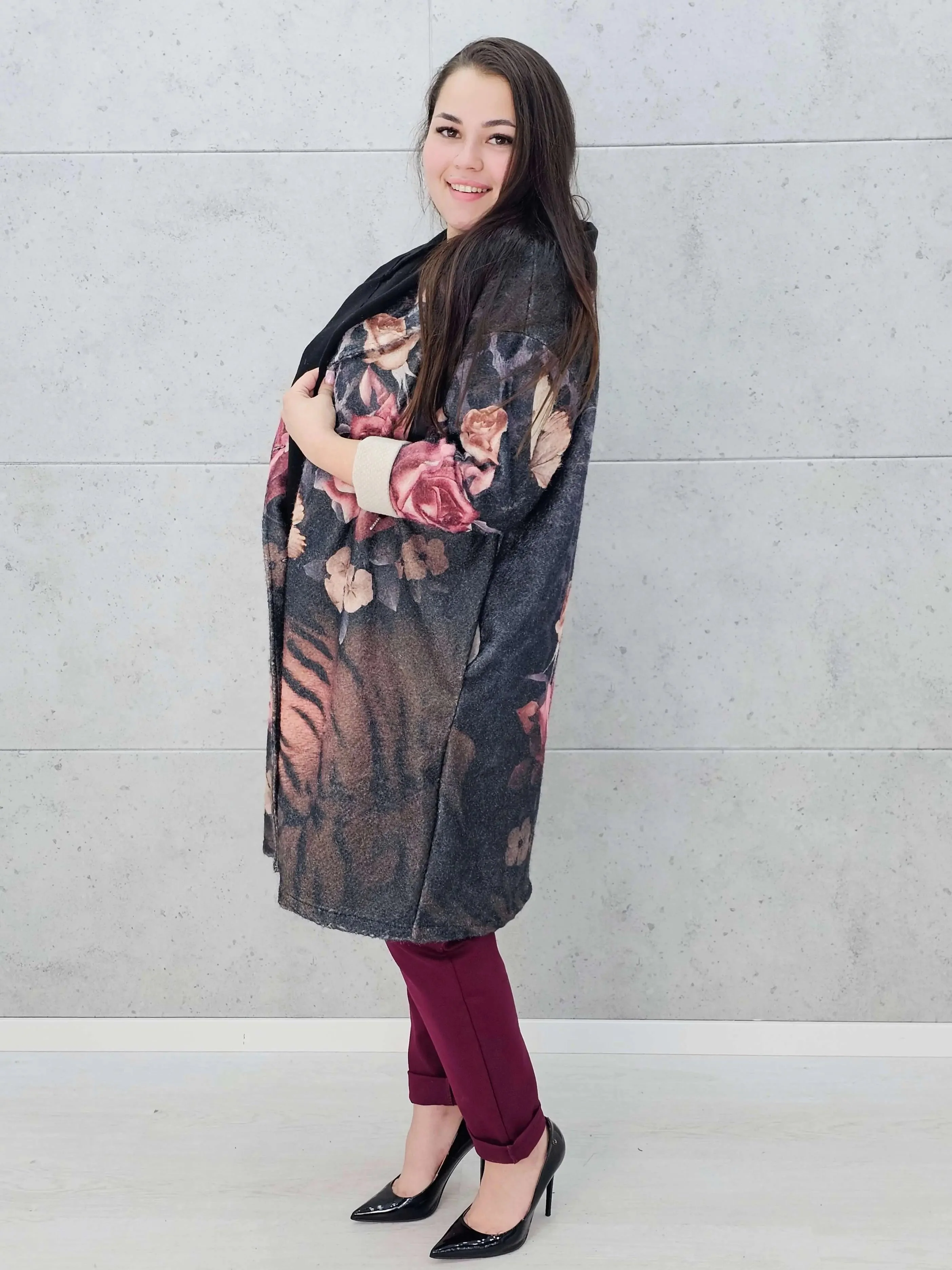 Płaszcz plus size w kwiatowy wzór – styl i elegancja dla kobiet - Image 4