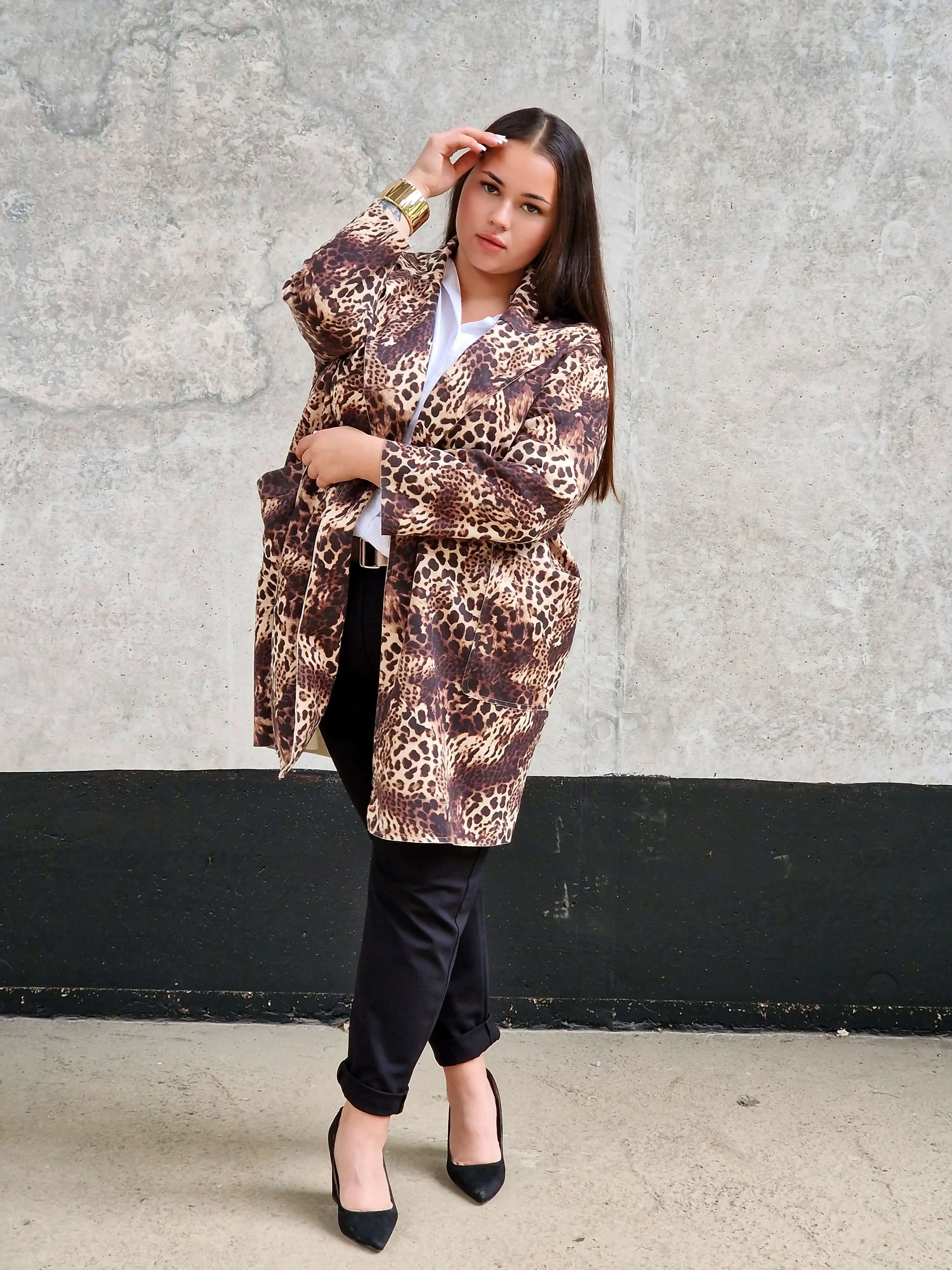 Płaszcz w panterkę plus size – elegancki i kobiecy