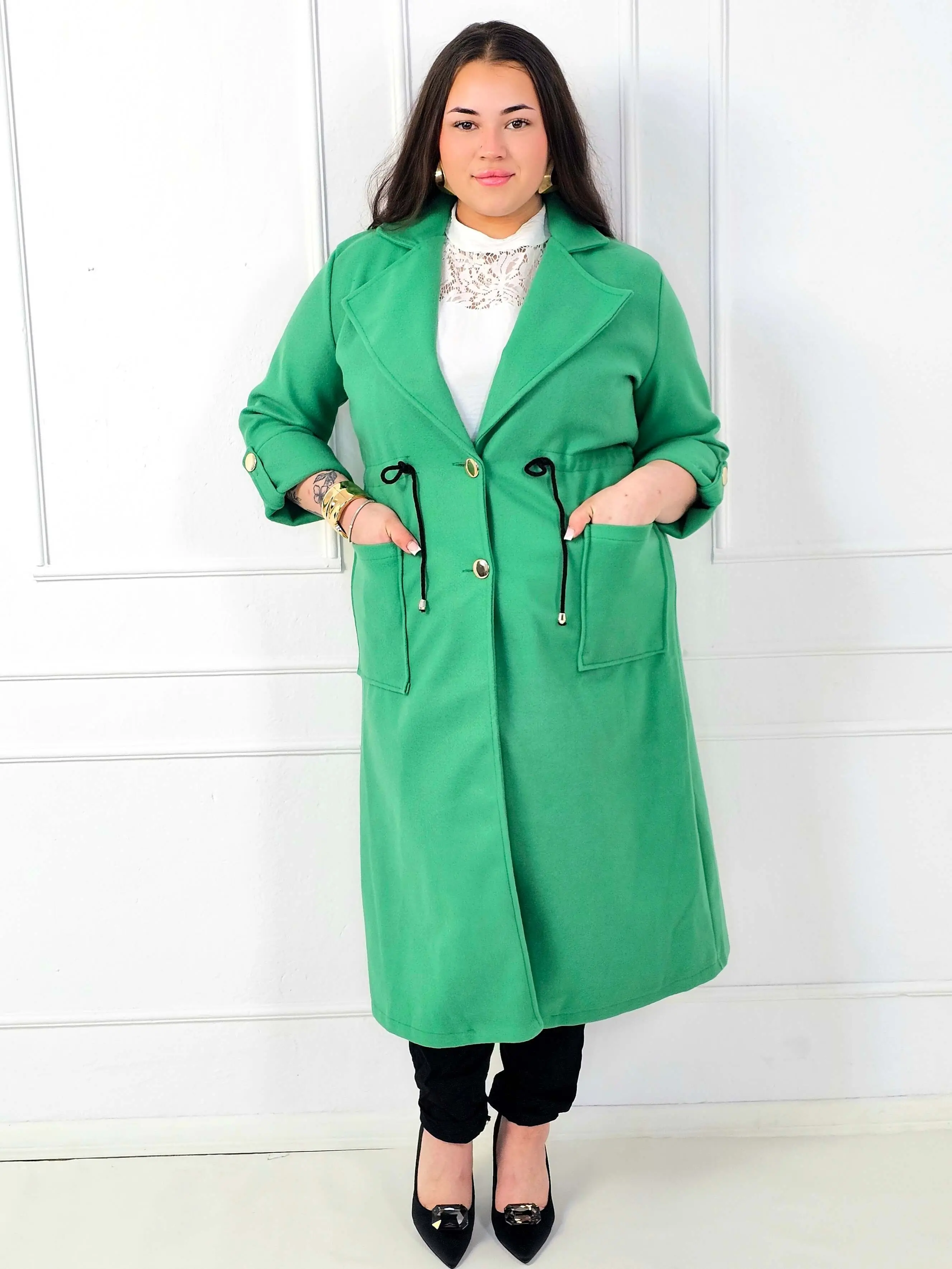 Płaszcz plus size z kieszeniami i regulacją w talii - Image 7