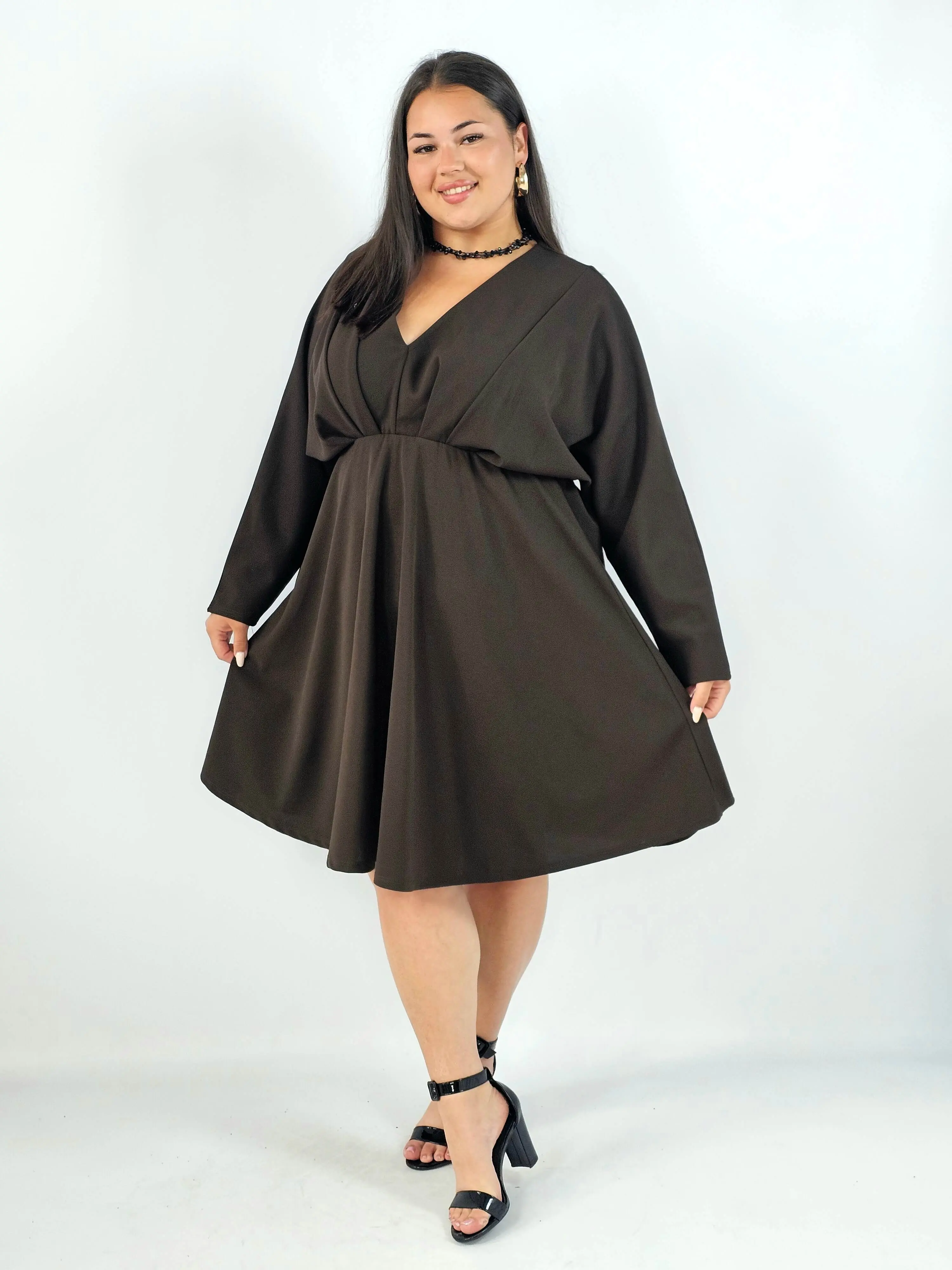 Sukienka plus size z dekoltem w serek - Image 4