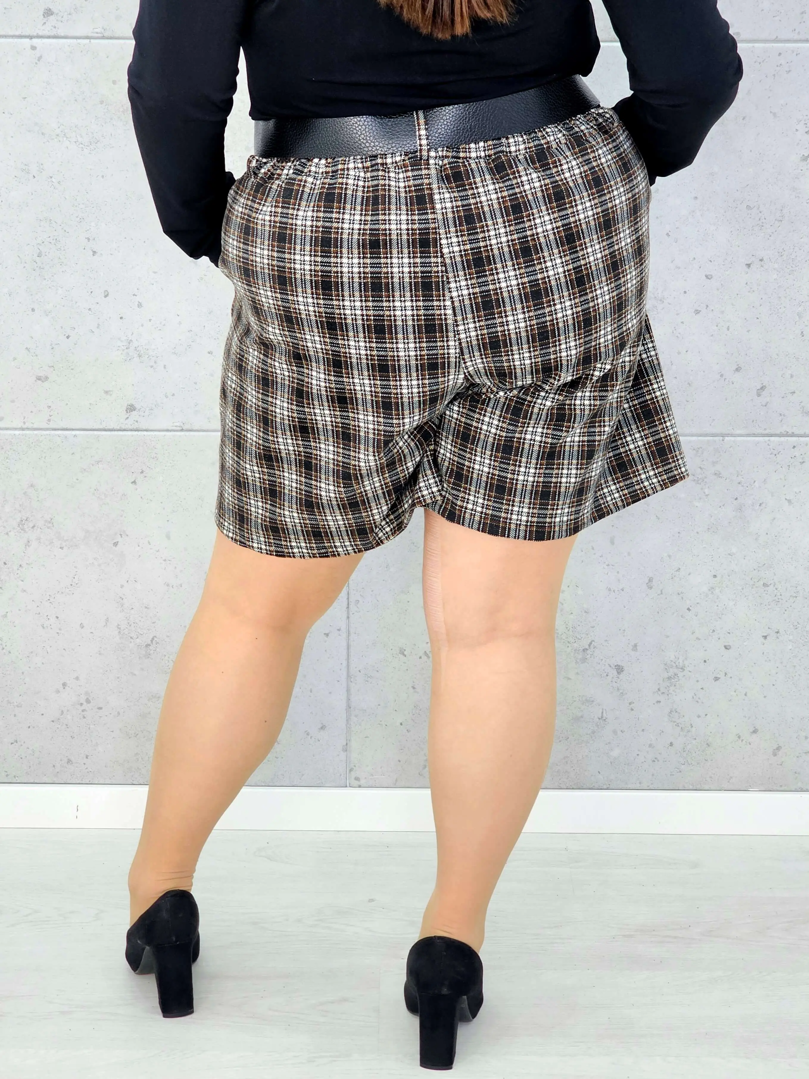 Spodenki plus size w kratkę – elegancki akcent w modzie XXL Stylowa XL - Image 6