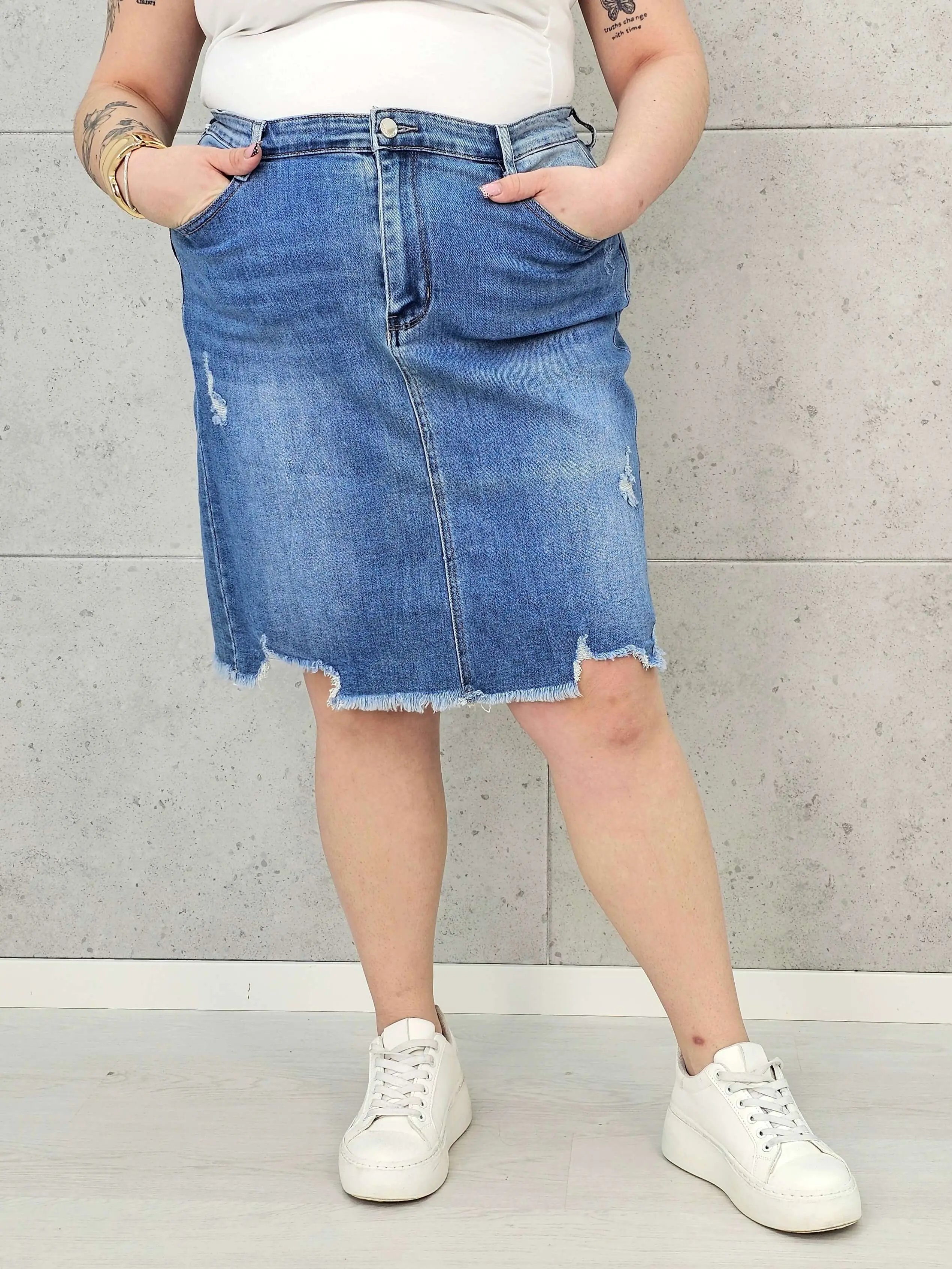 Spódnica jeansowa plus size z postrzępionym dołem. Stylowa i wygodna